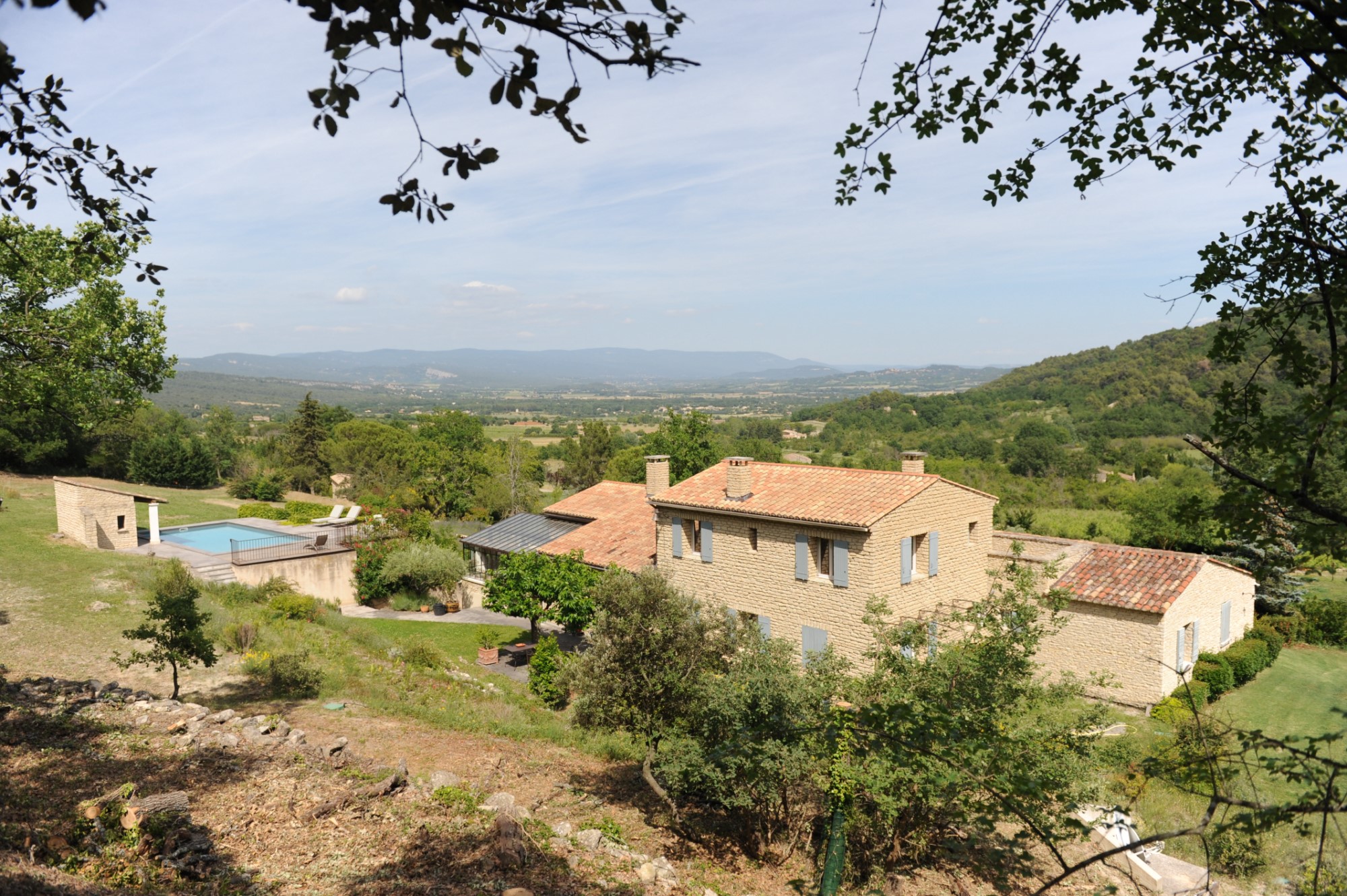 Belle maison en pierres avec piscine et pool house