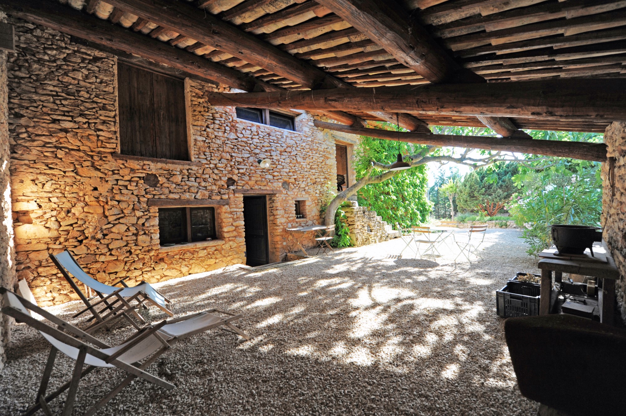 Roussillon, grande maison de hameau 18ème avec dépendances