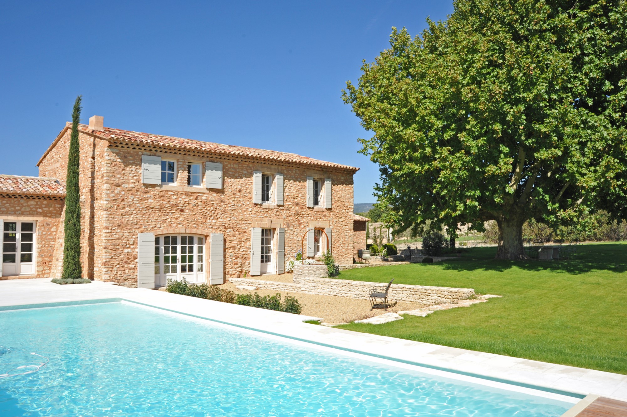 Ferme restaurée en pierres en Luberon