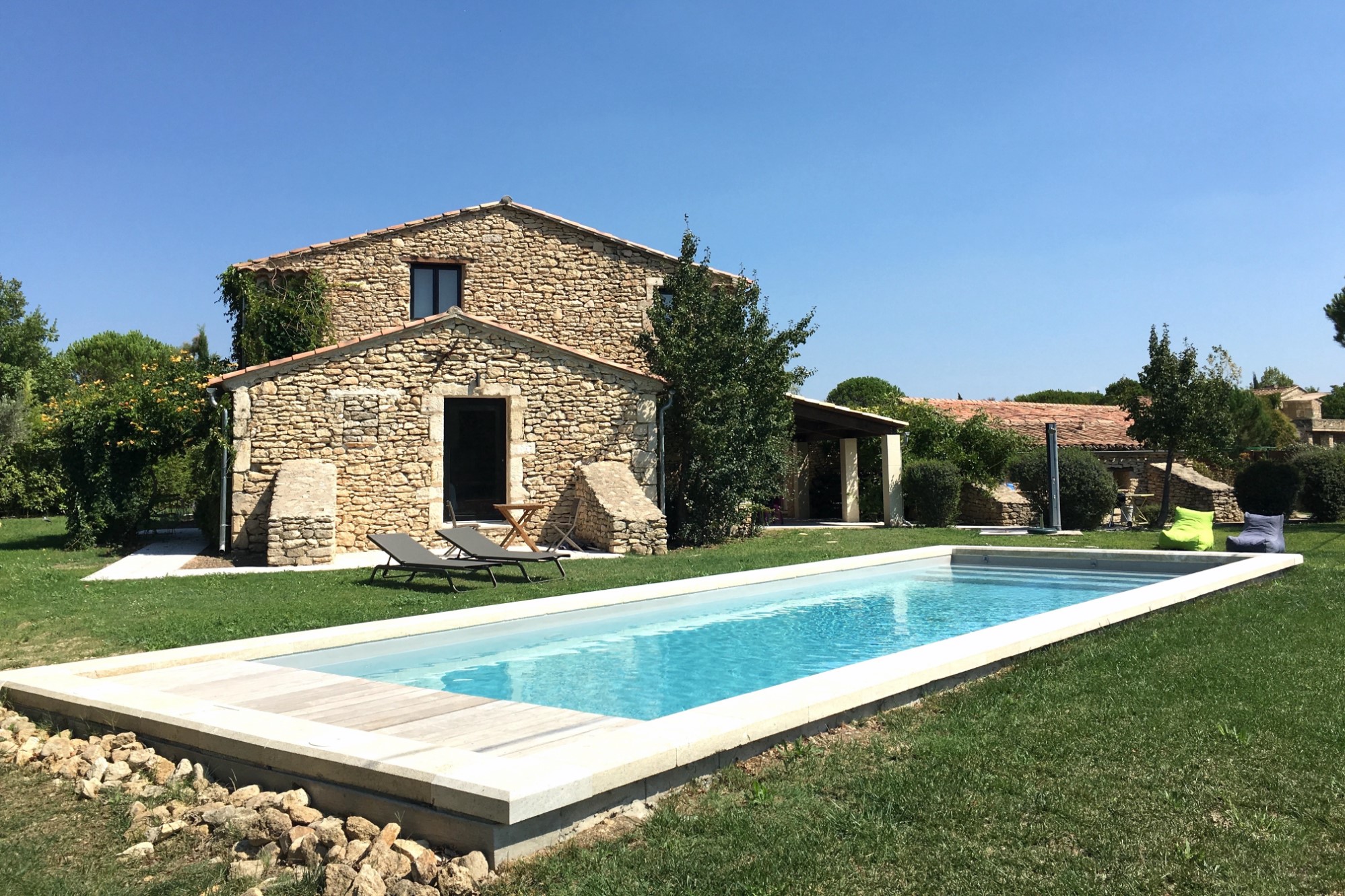 Maison en pierres avec piscine en Luberon
