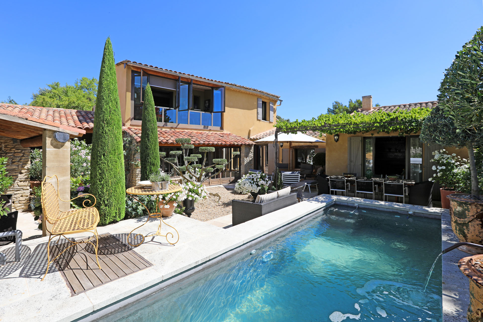 Luberon, maison de village avec piscine en bassin