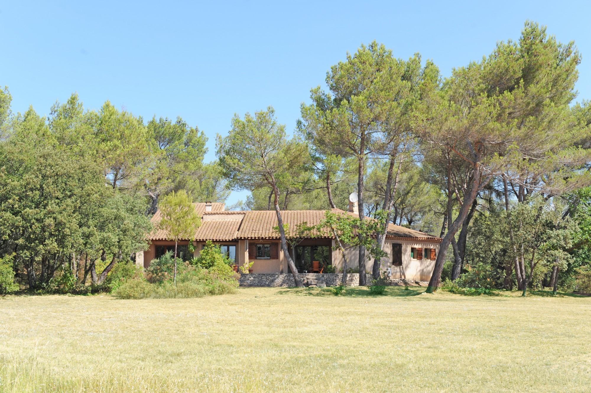 Propriété au calme en bordure de village   