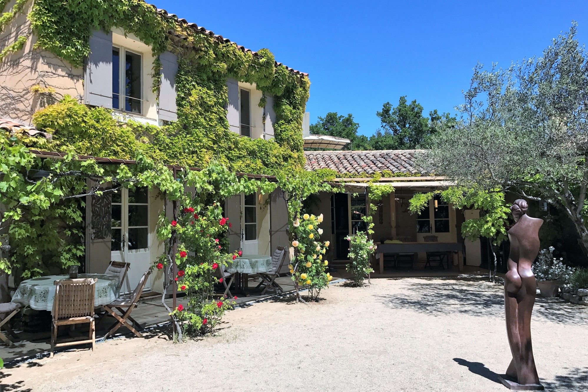 Roussillon : villa avec dépendances en position dominante face au Luberon   