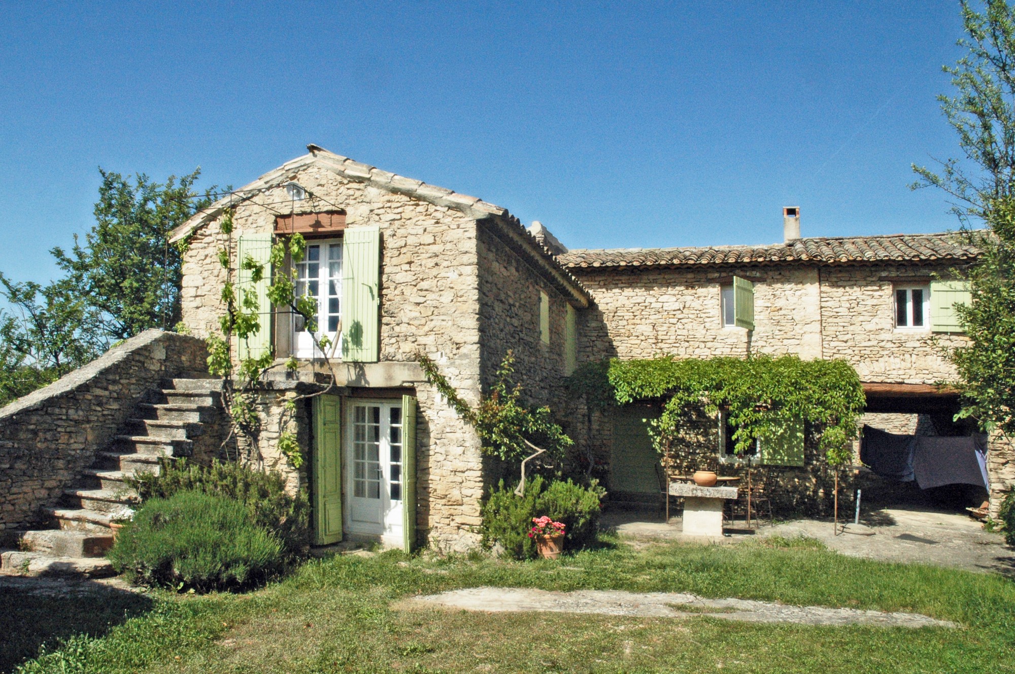 Entre Monts de Vaucluse et Luberon, très mazet en pierres   