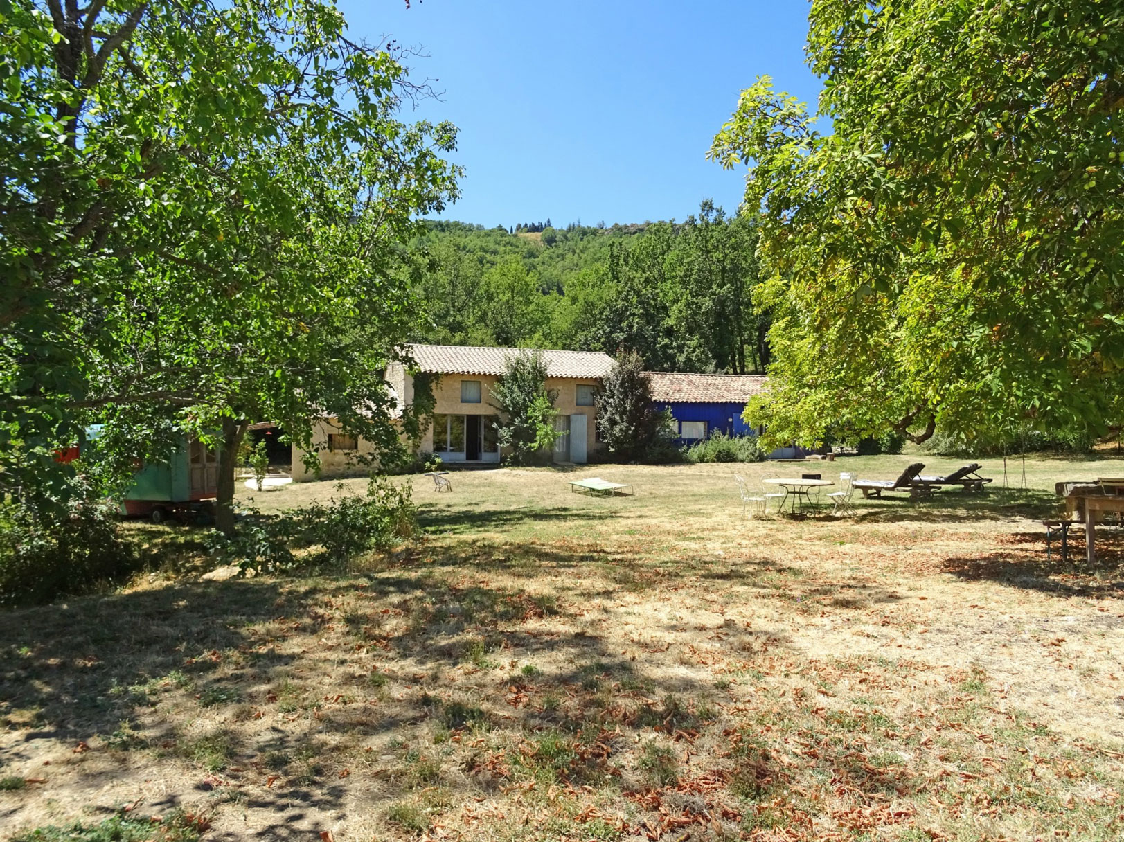Luberon, ensemble de trois maisons en pleine nature   