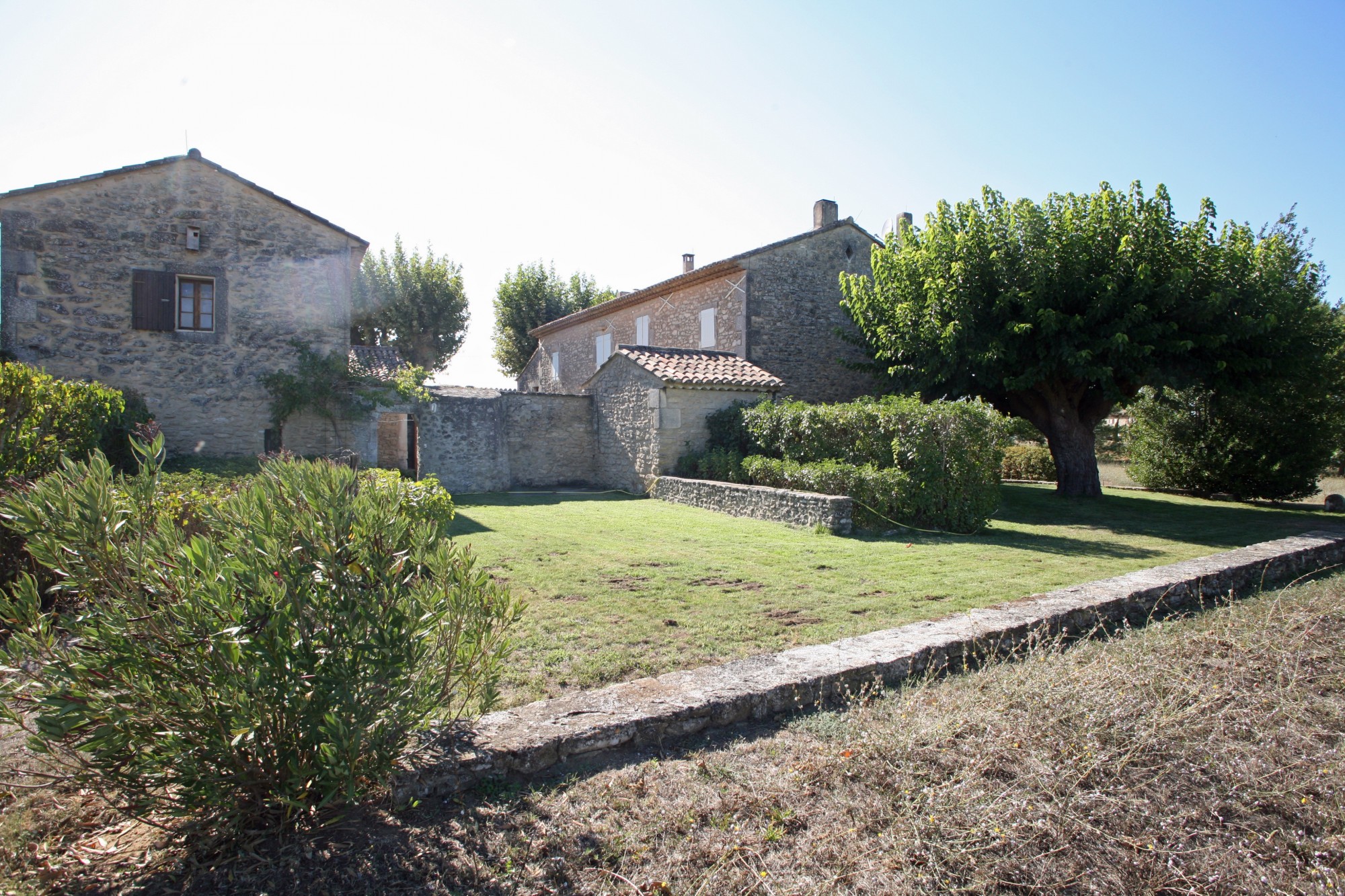 Beau mas à dynamiser au pied de Lacoste et Bonnieux   