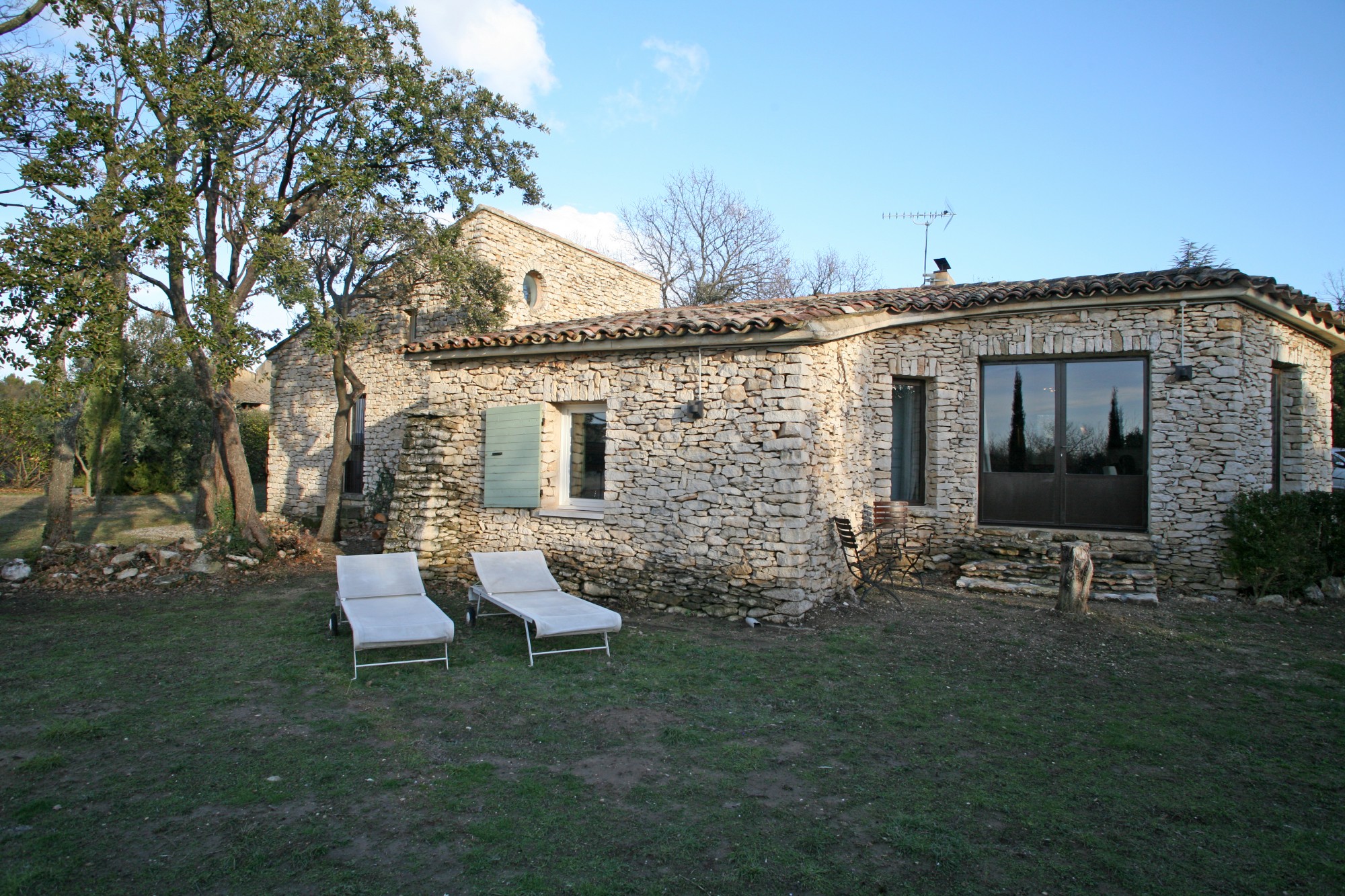 Maison traditionnelle en pierres avec piscine et très belle vue   