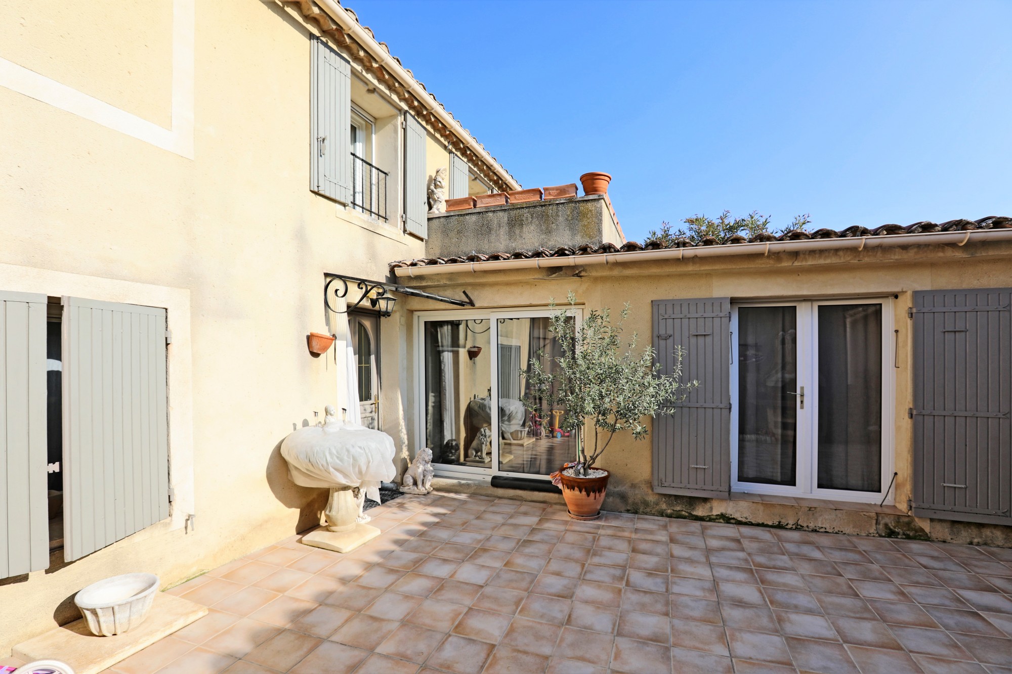 Face au Luberon, maison de village avec appartement indépendant, cour intérieure et terrasse.   