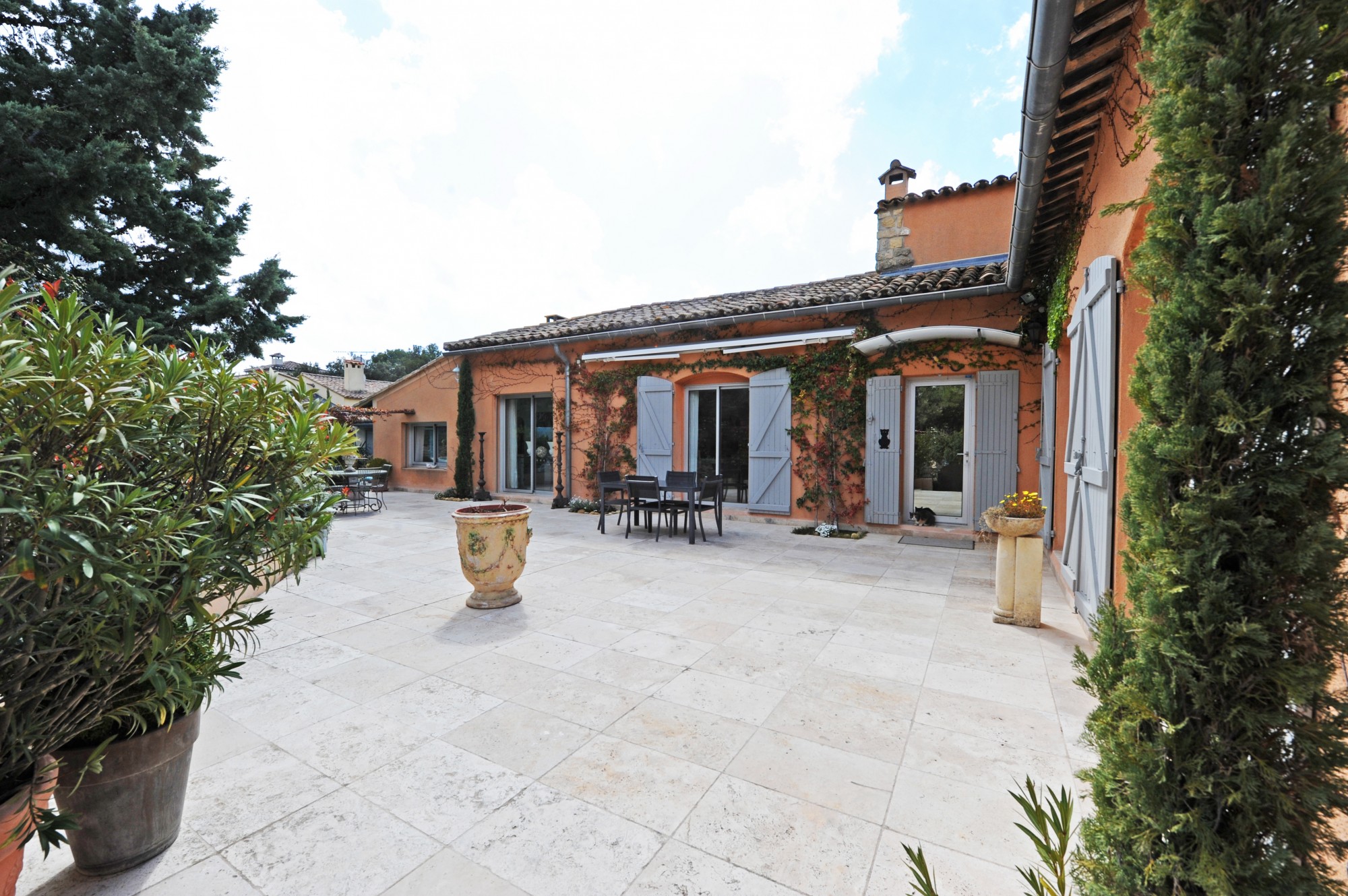 Villa de plain pied avec piscine entre Luberon et Alpilles   