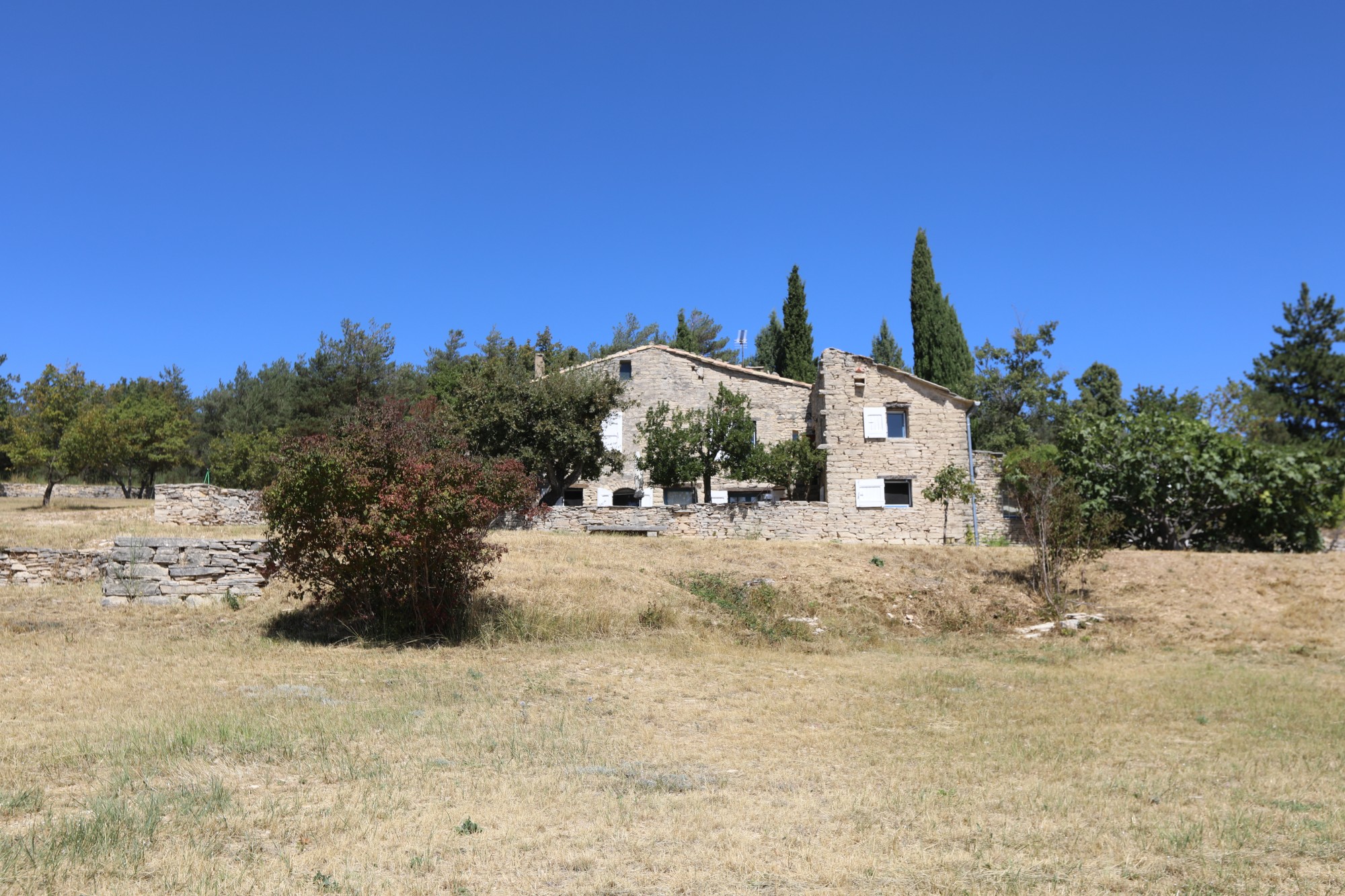face au Luberon,  sur les hauteurs,  belle maison avec vues à plus de 180 degrés