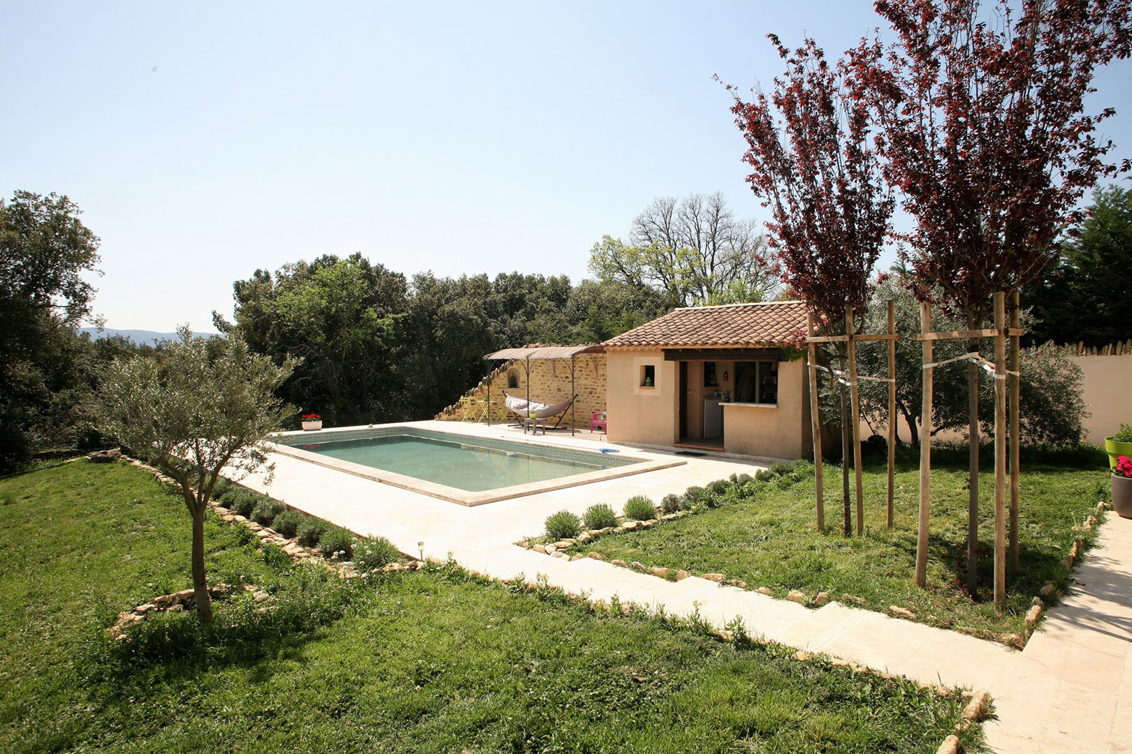 Maison traditionnelle avec piscine et annexes parfaitement restaurée et dynamisée   