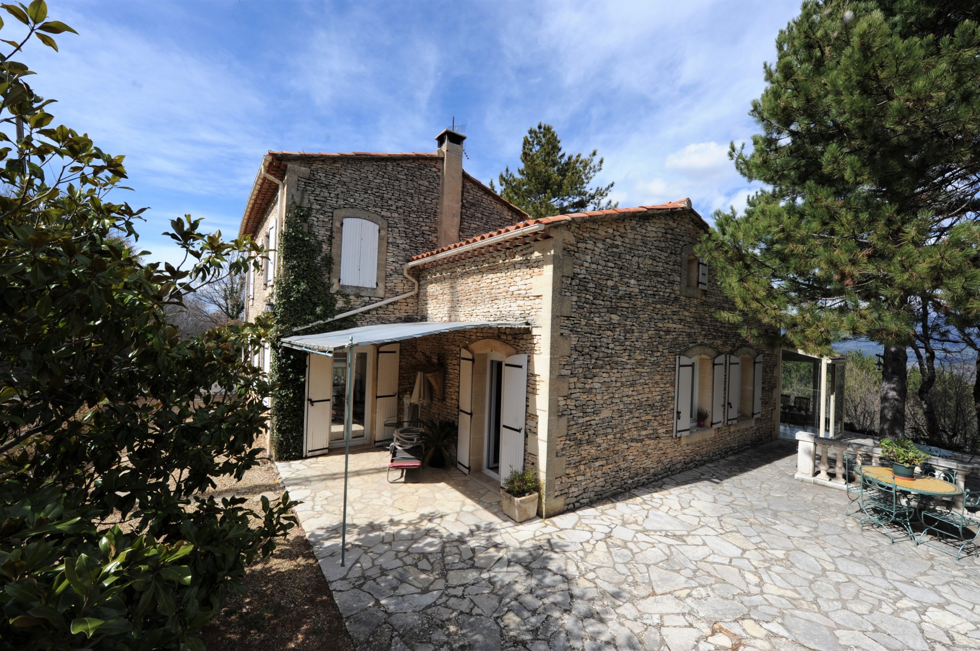 Belle maison en pierre en position dominante sur 1,3 hectare   