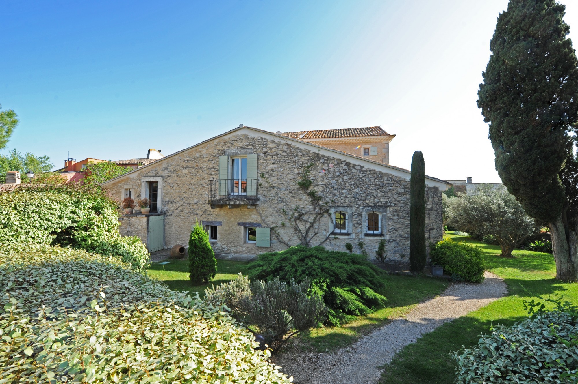 A quelques kilomètres de Gordes et de Roussillon, à vendre, superbe bastide du XVIIIème siècle et ancienne magnanerie soigneusement rénovées, avec jardin clos de murs et piscine. 