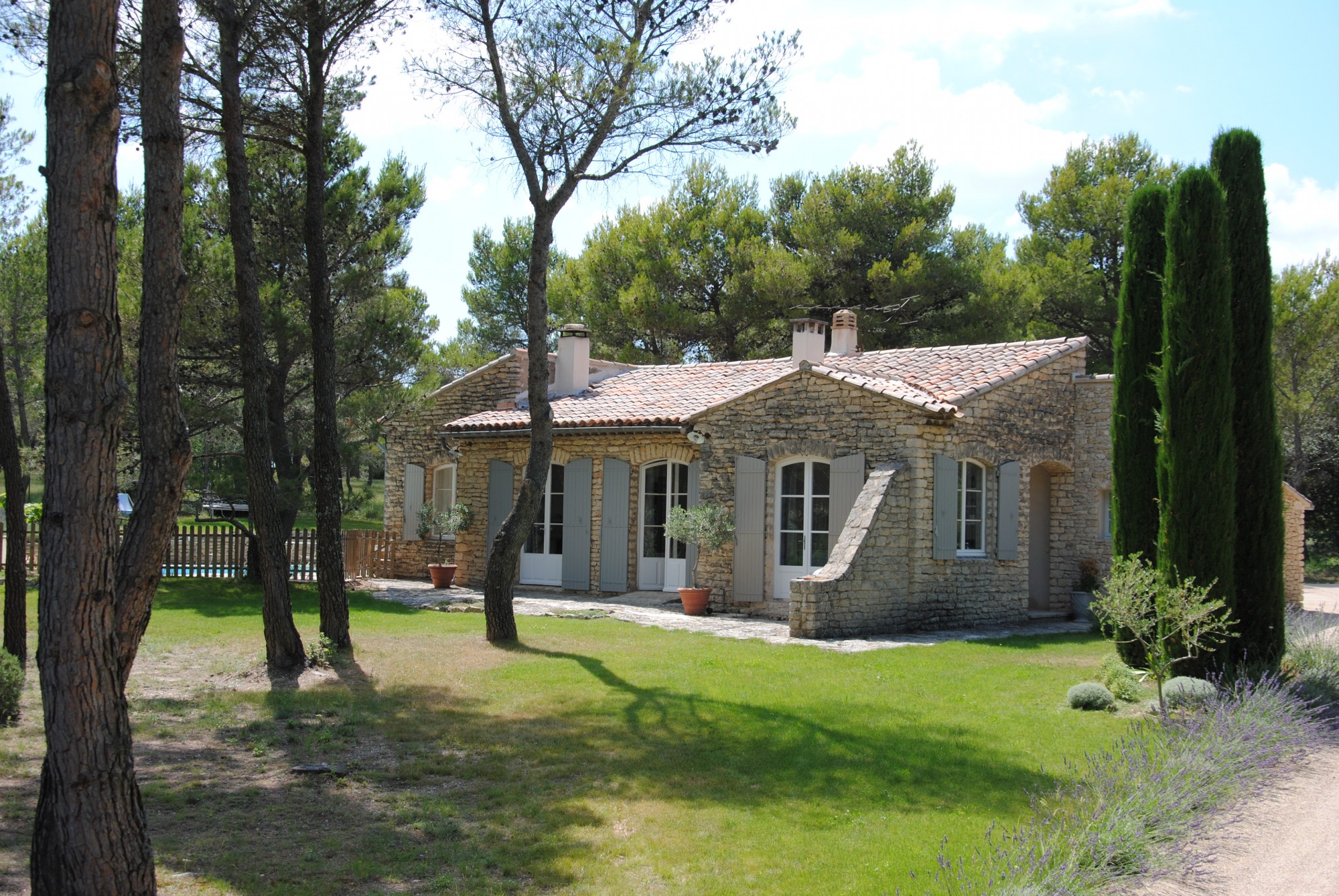 Proche Gordes, en colline, villa en pierre avec piscine   