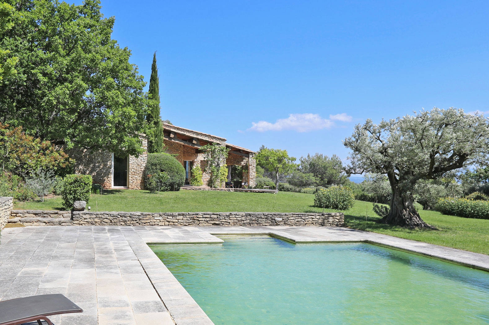 Superbe propriété de trois habitations, avec piscine, à vendre face au Luberon   