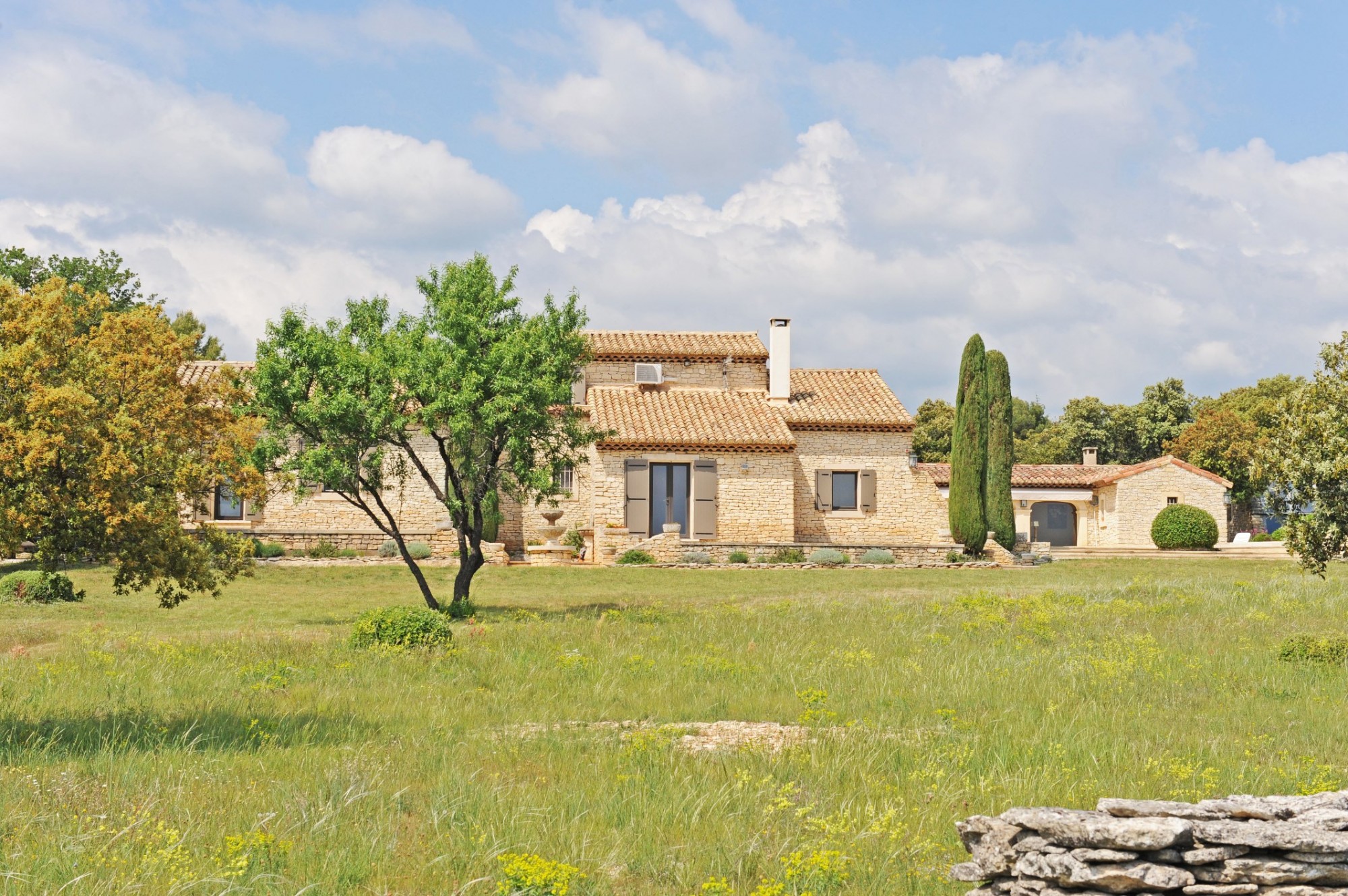 GORDES : rare propriété d'agrément sur 2 hectares   