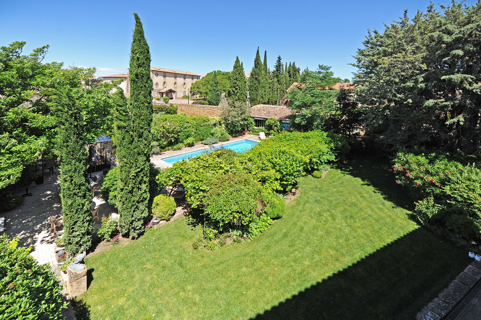 Proche Alpilles, élégante bastide de village avec piscine   