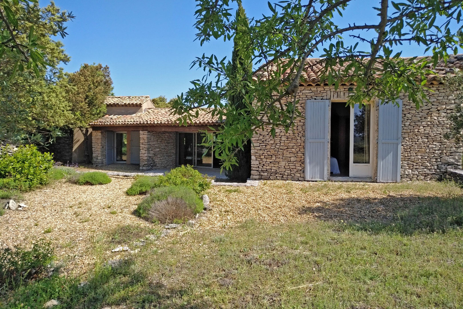 stone house in Bonnieux