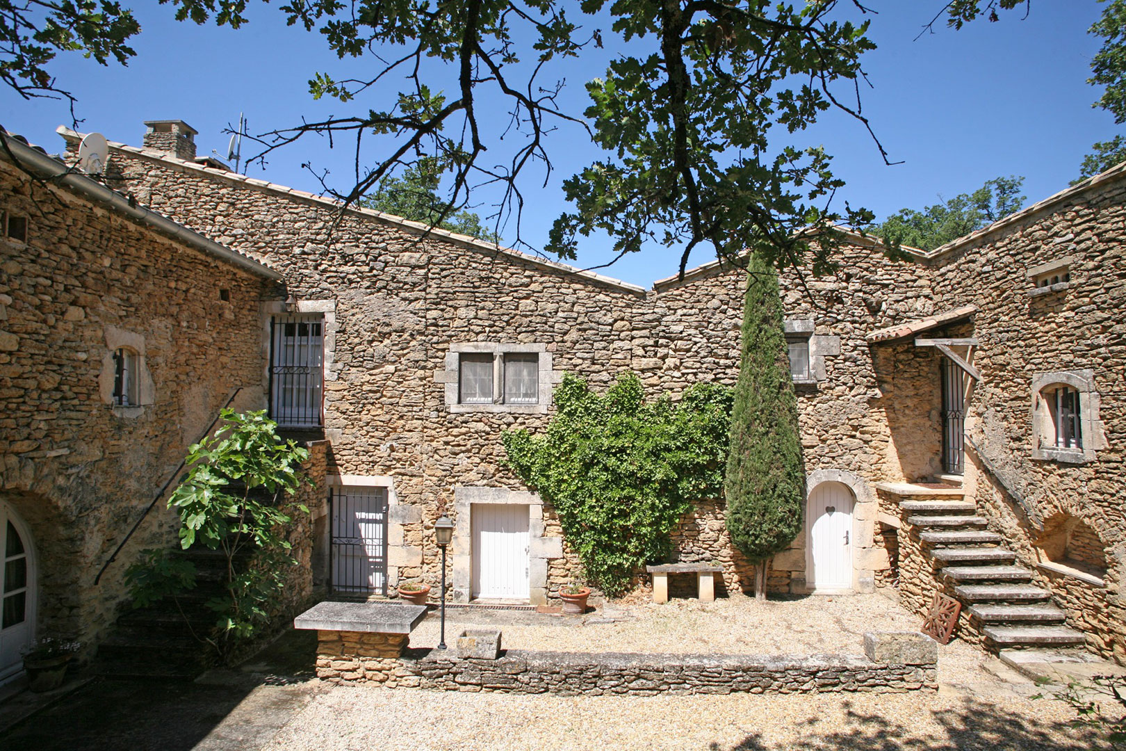 A vendre, mas ancien avec belle piscine   
