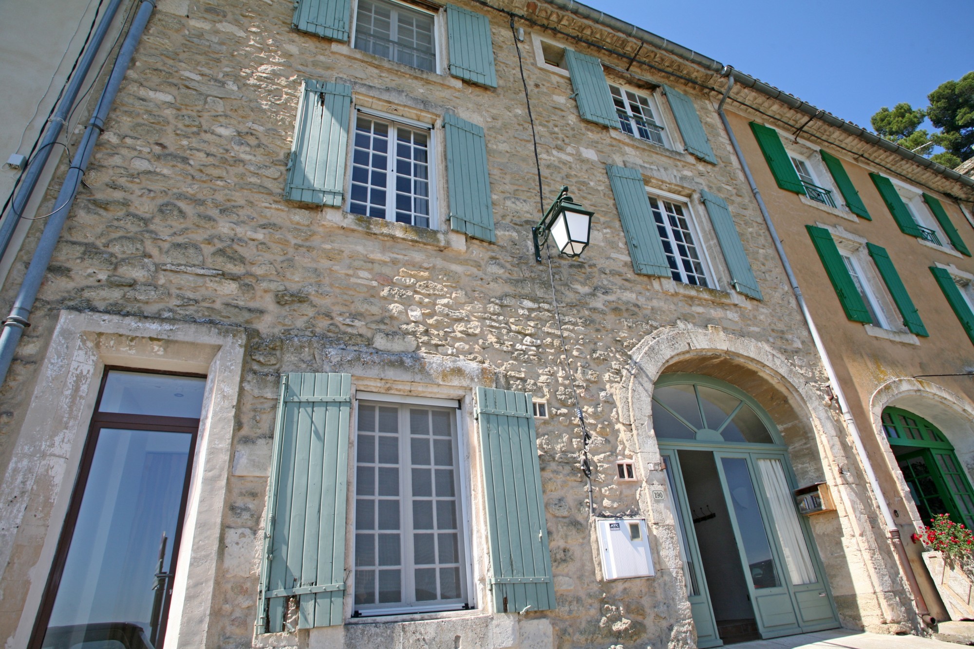 Ménerbes, très belle maison de village avec vues superbes   