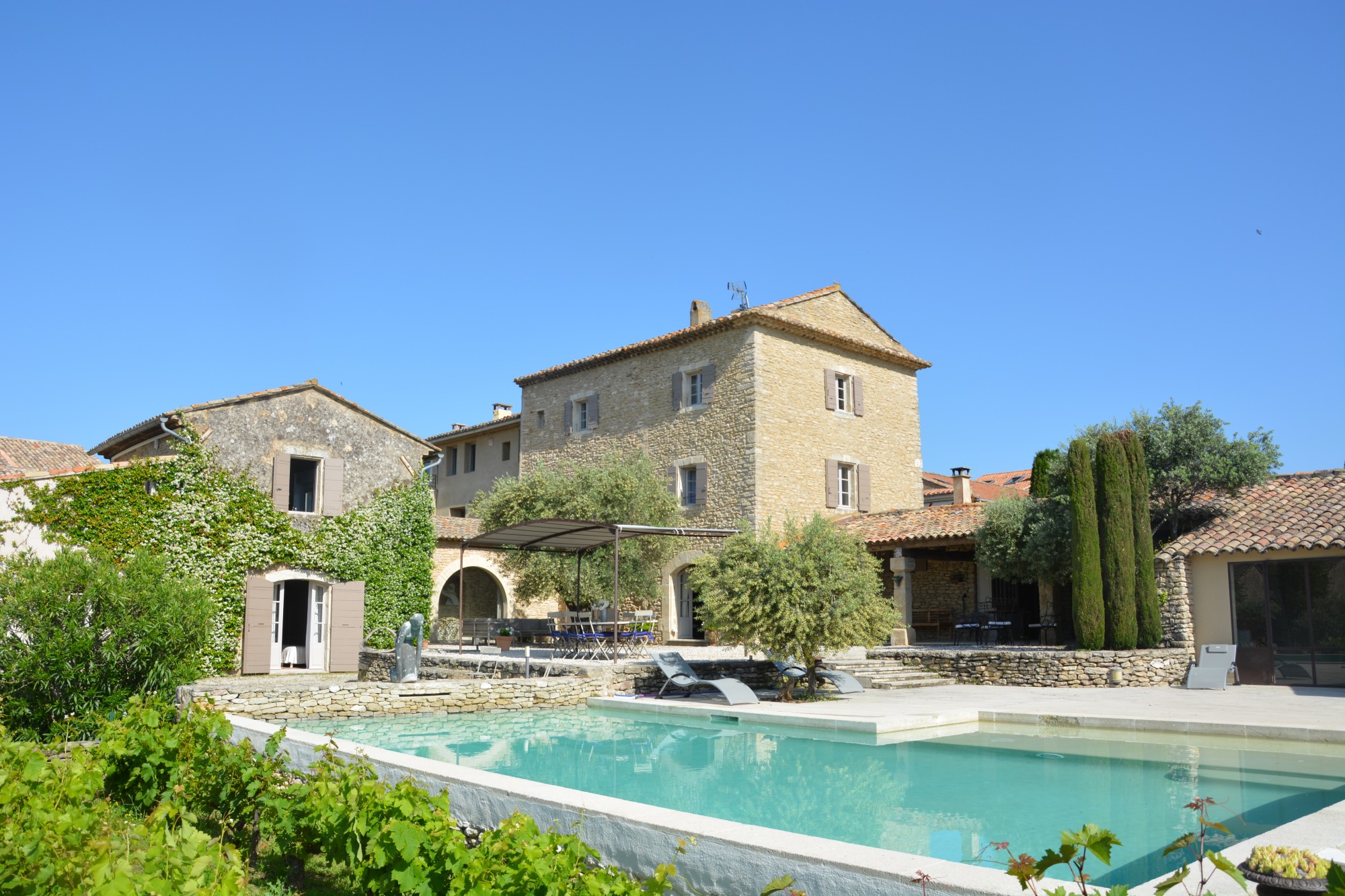 A quelques minutes de Gordes, authentique bastide de village avec piscine et vue.   