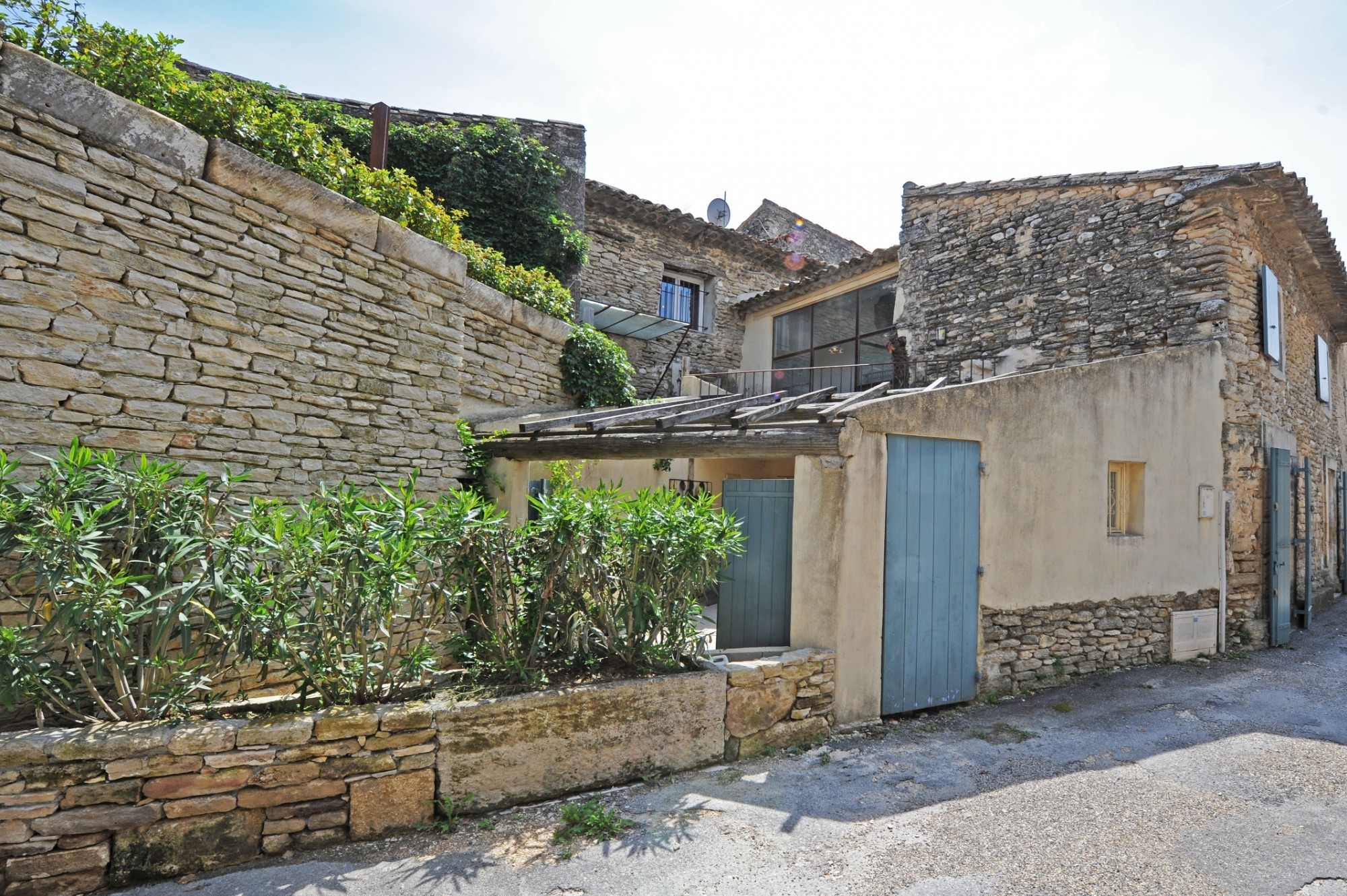 Gordes, au coeur d'un hameau, charmante maison en pierres   