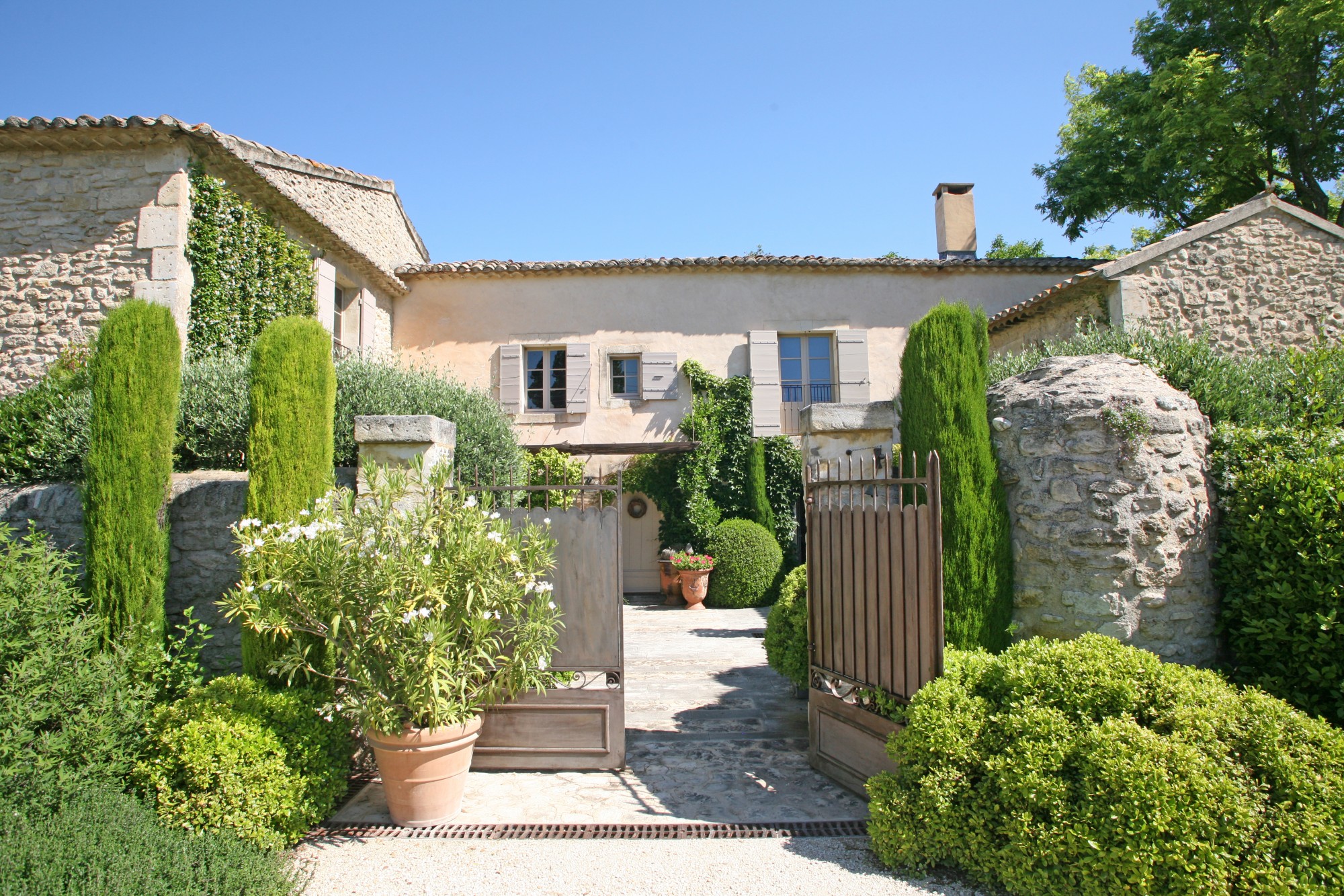 Superbe mas contemplant le village   
