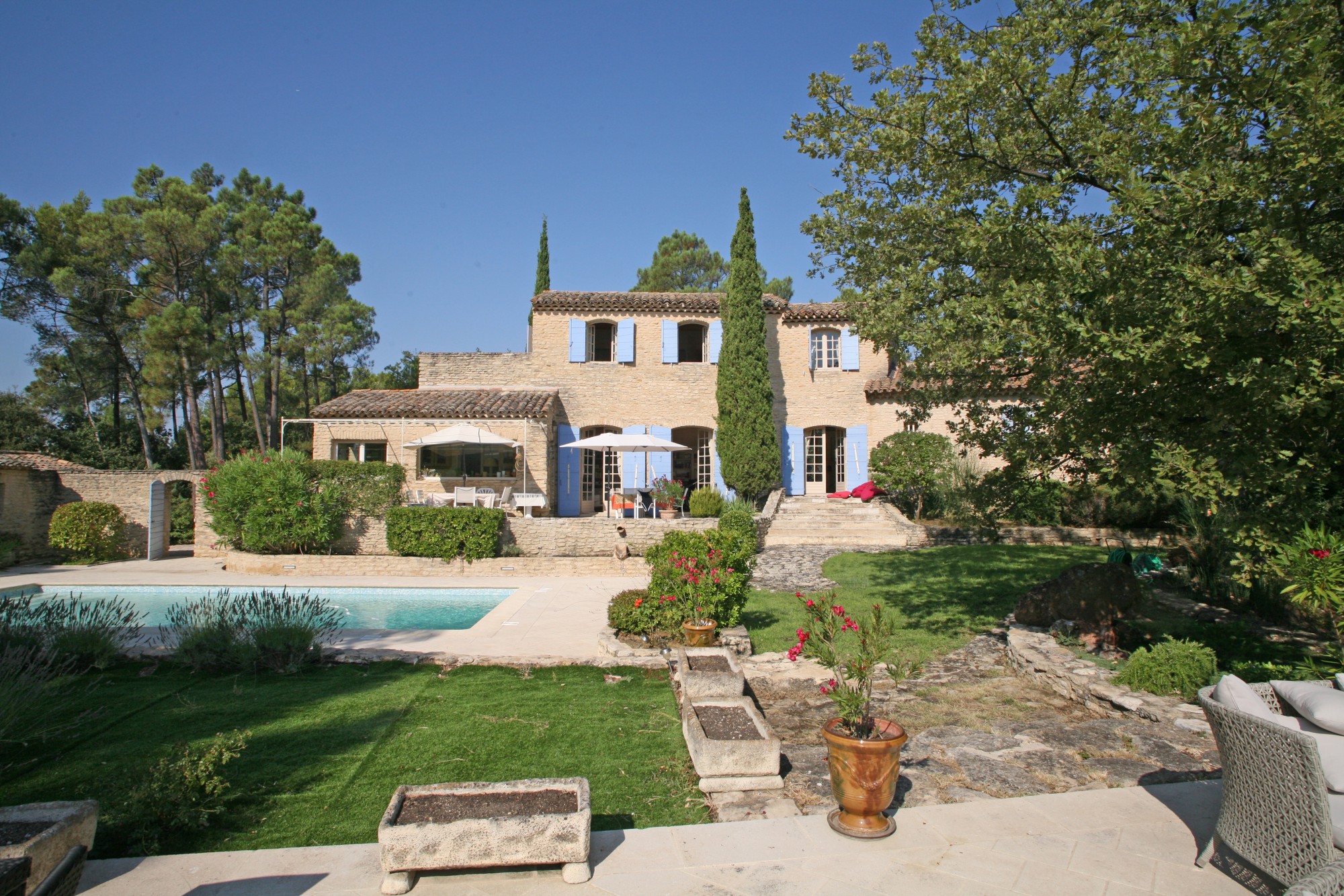 Gordes, généreuse maison traditionnelle avec belle vue et piscine   