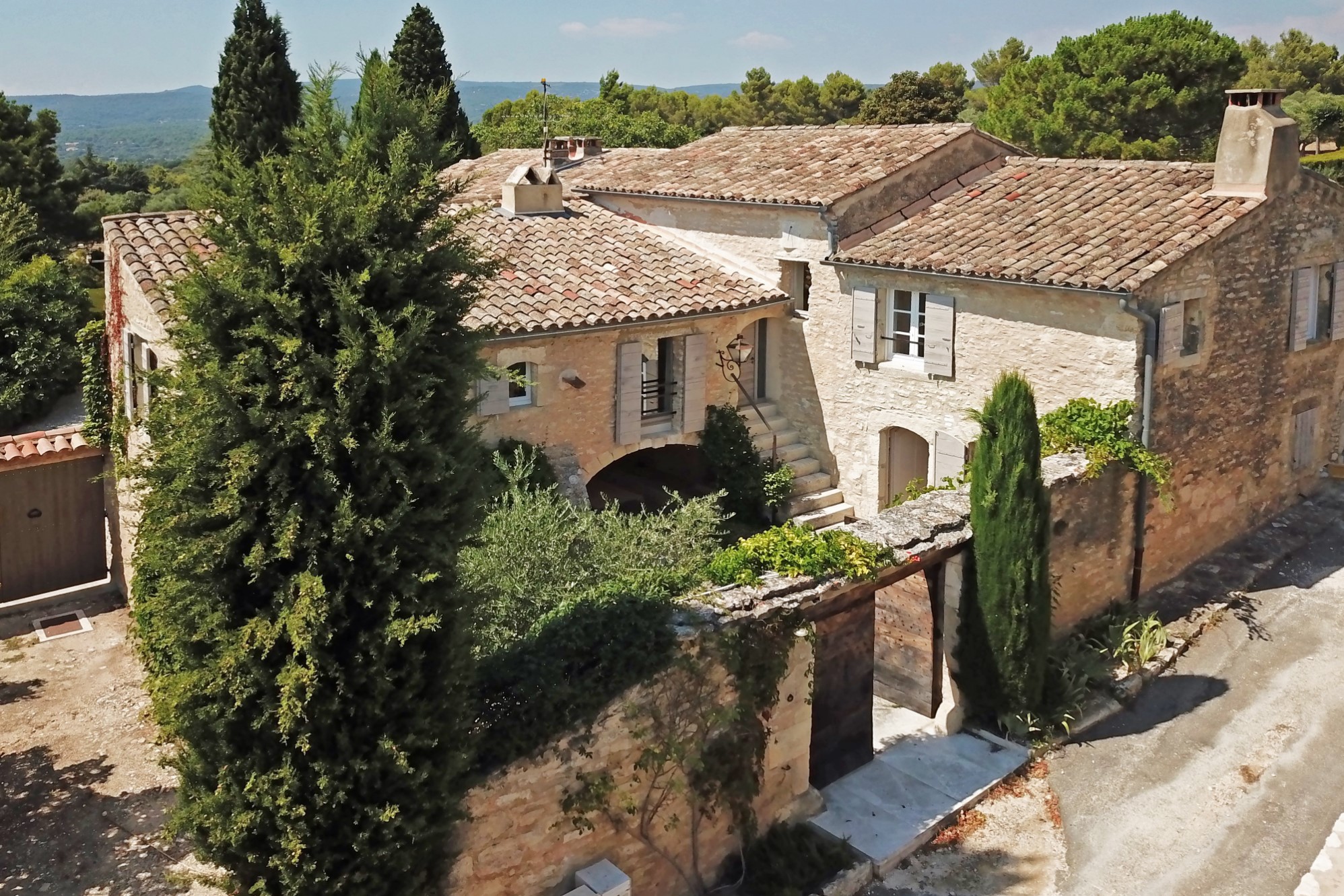 à Gordes, maison de hameau rénovée avec goût   