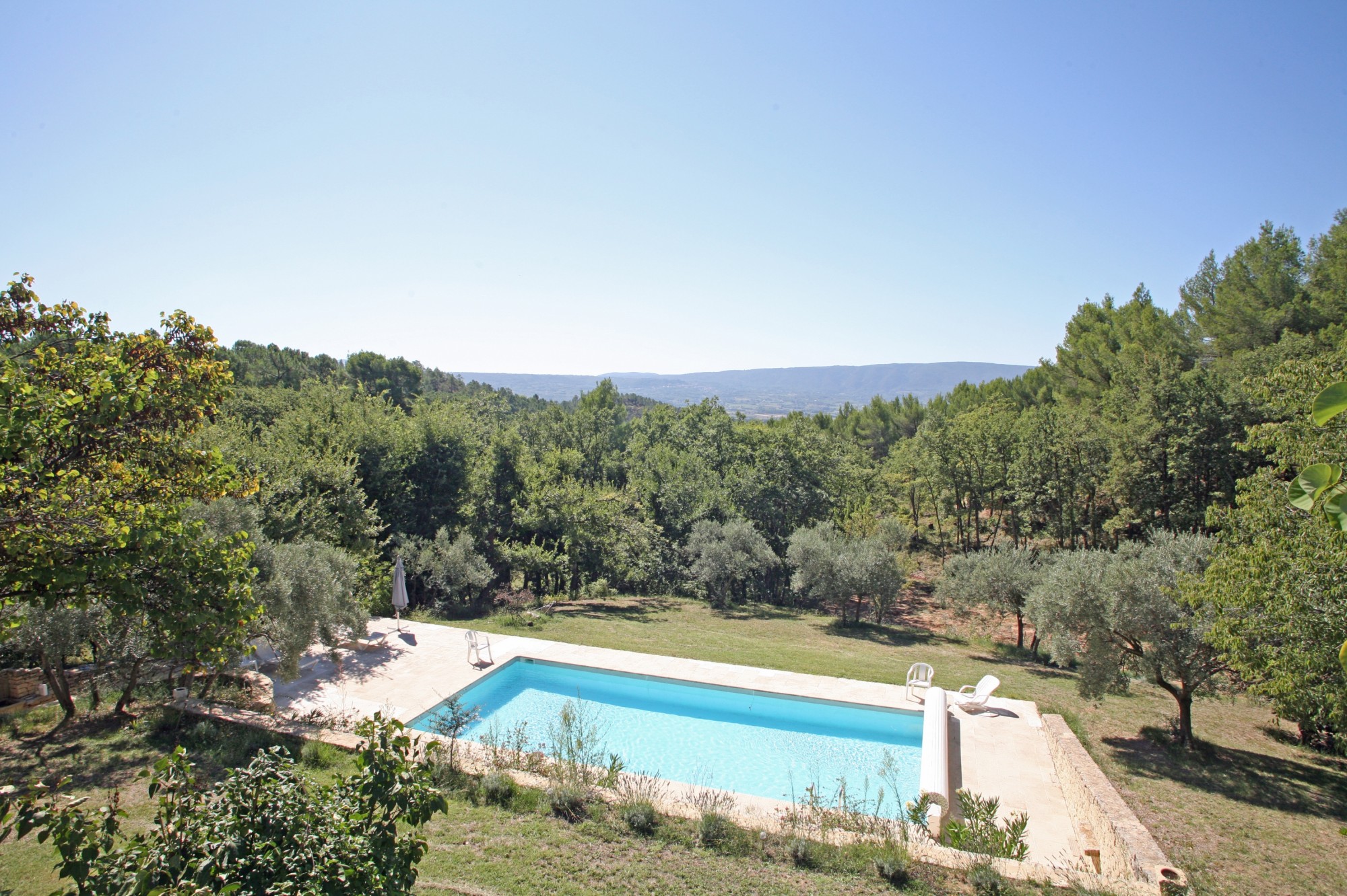 Luberon, mas en situation dominante avec vues et piscine   