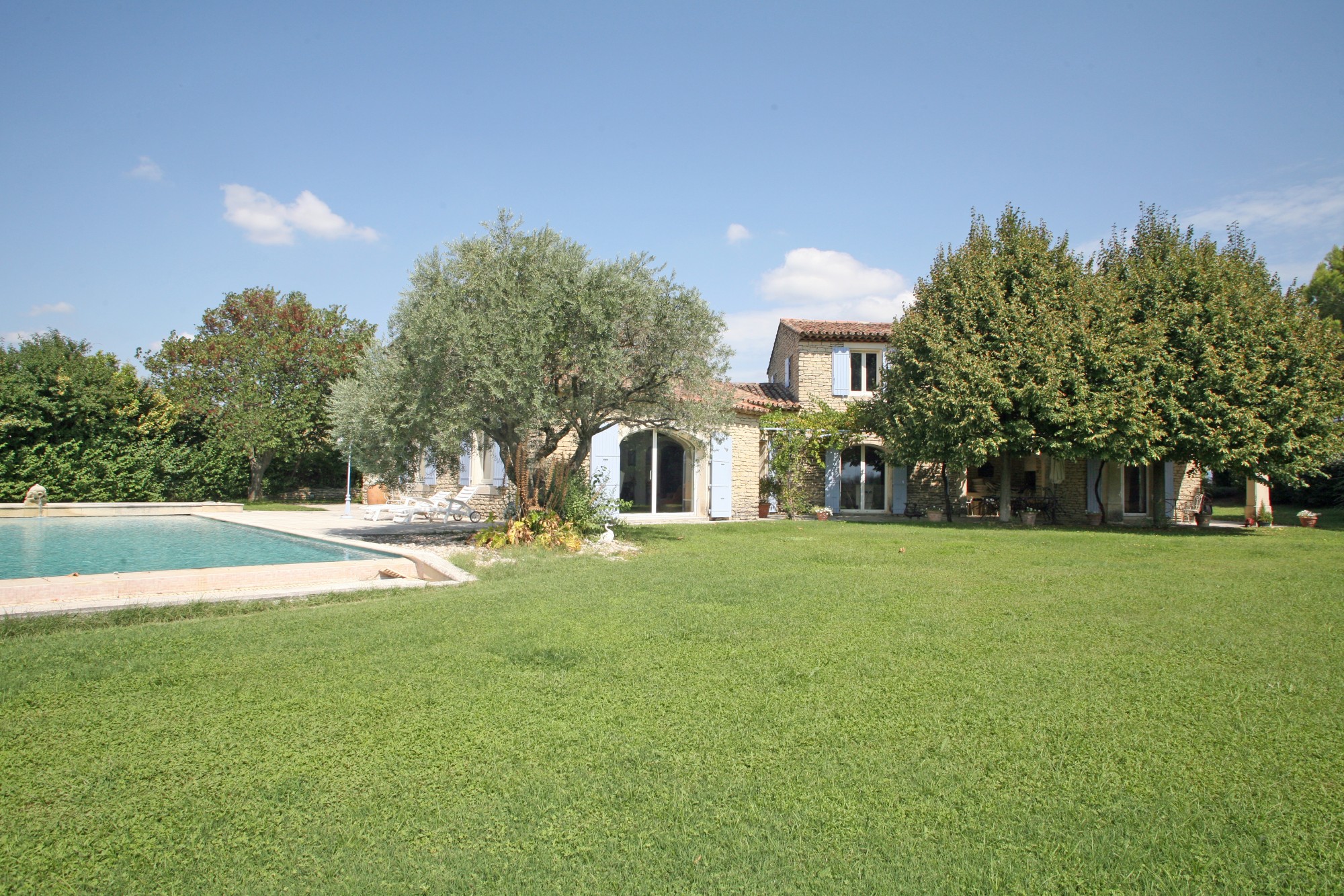 Très belle maison en pierre avec belles vues et piscine   