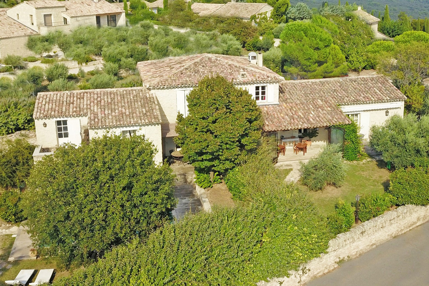 Propriété de village au centre de Gordes avec piscine et spa   