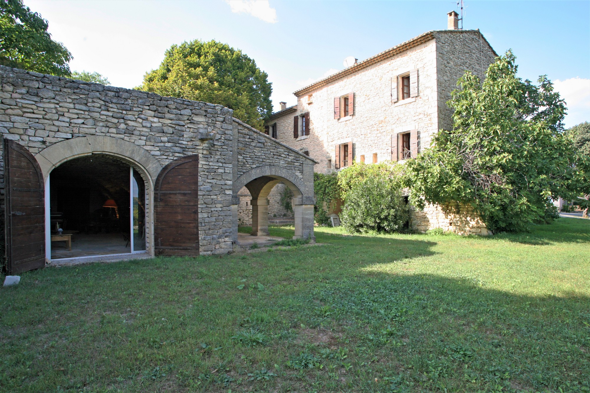 Très beau mas en bordure de village avec piscine et vues   