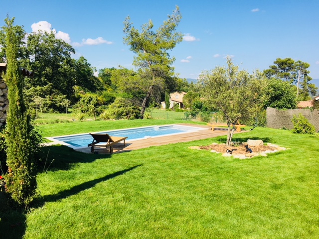Proche Gordes, maison avec piscine et jolies vues   