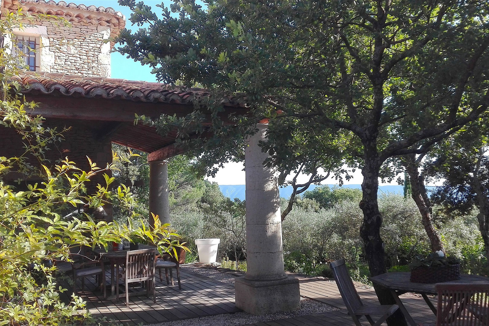 dans le Luberon, proche du centre du village superbe villa en pierres   