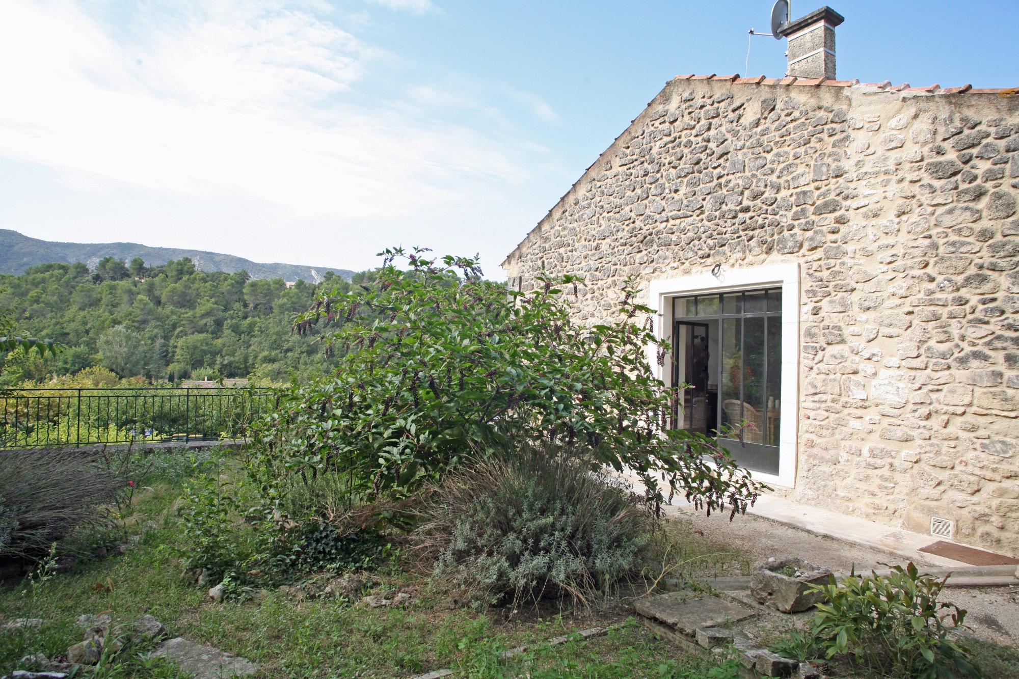 Très belle maison  des années 30 avec jardin et vue dans le village de Ménerbes   