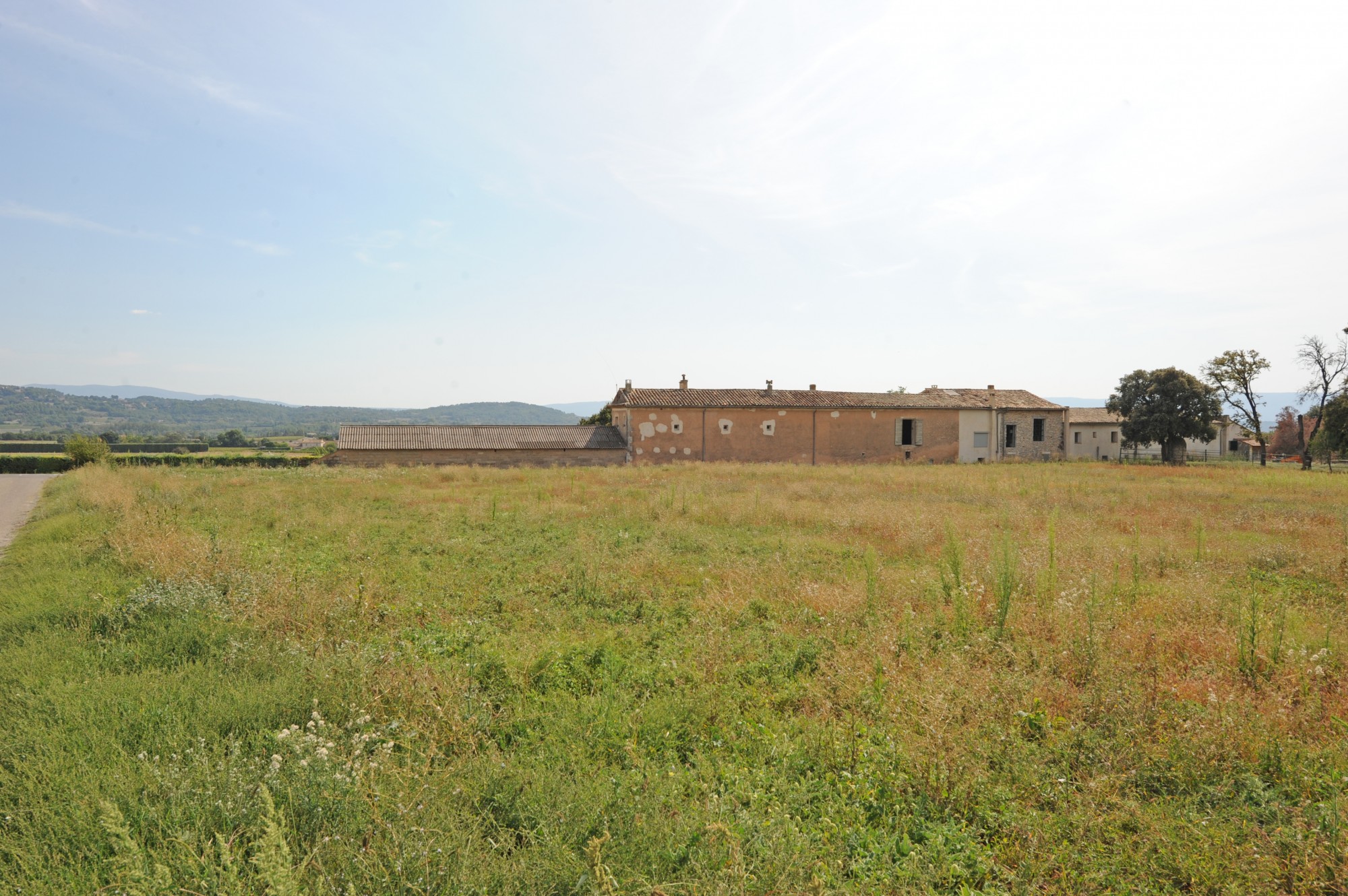 Luberon, mas mitoyen à rénover proche du village avec de jolies vues   