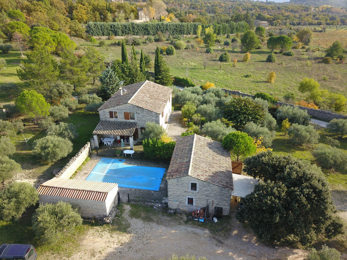 Maison en pierre avec annexes et piscine   