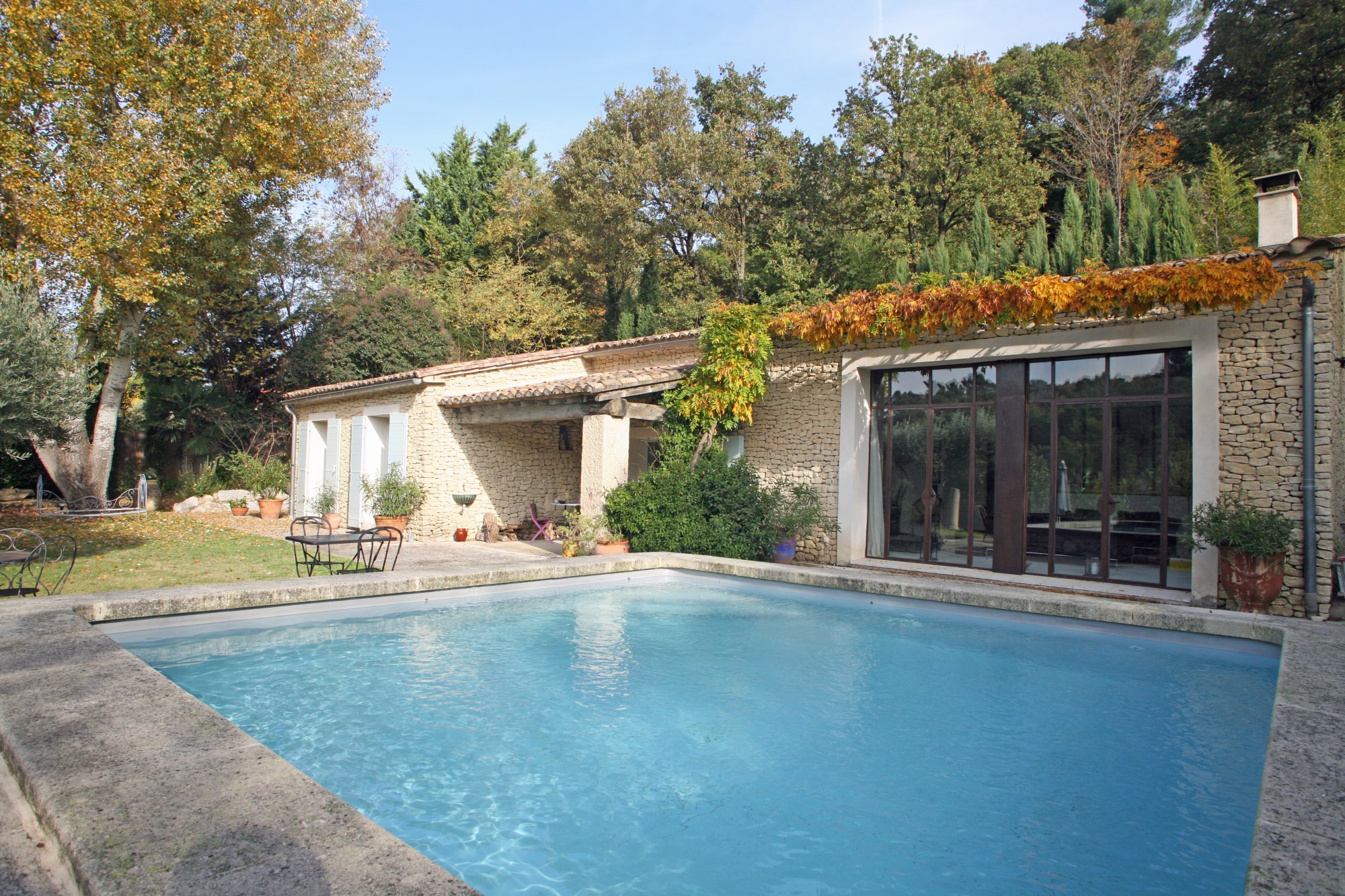 Au coeur du village de Ménerbes, très belle maison avec vue imprenable et piscine   