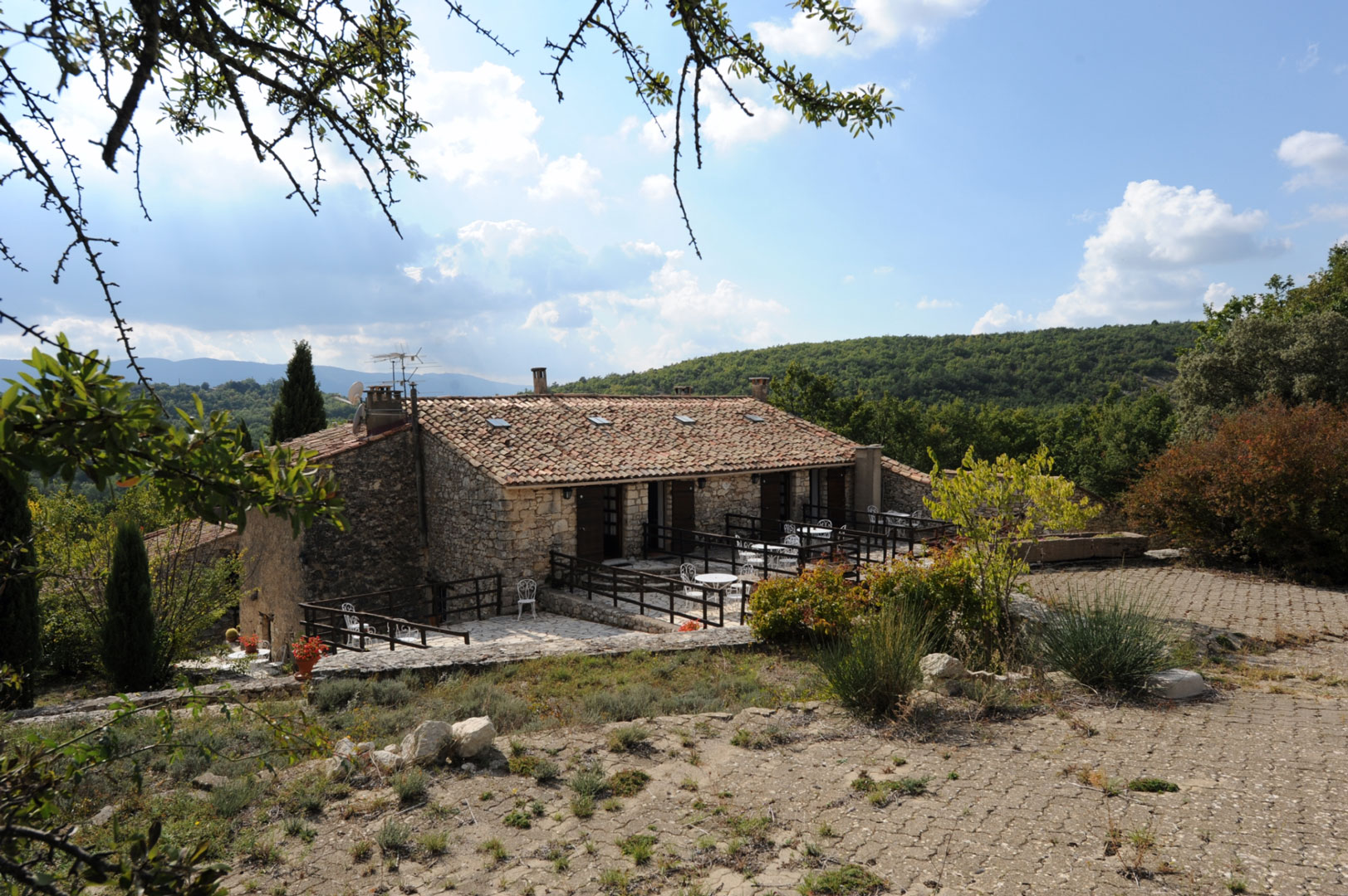Avec 58 hectares au coeur du Luberon, authentique mas à rafraichir avec dépendances et piscine   