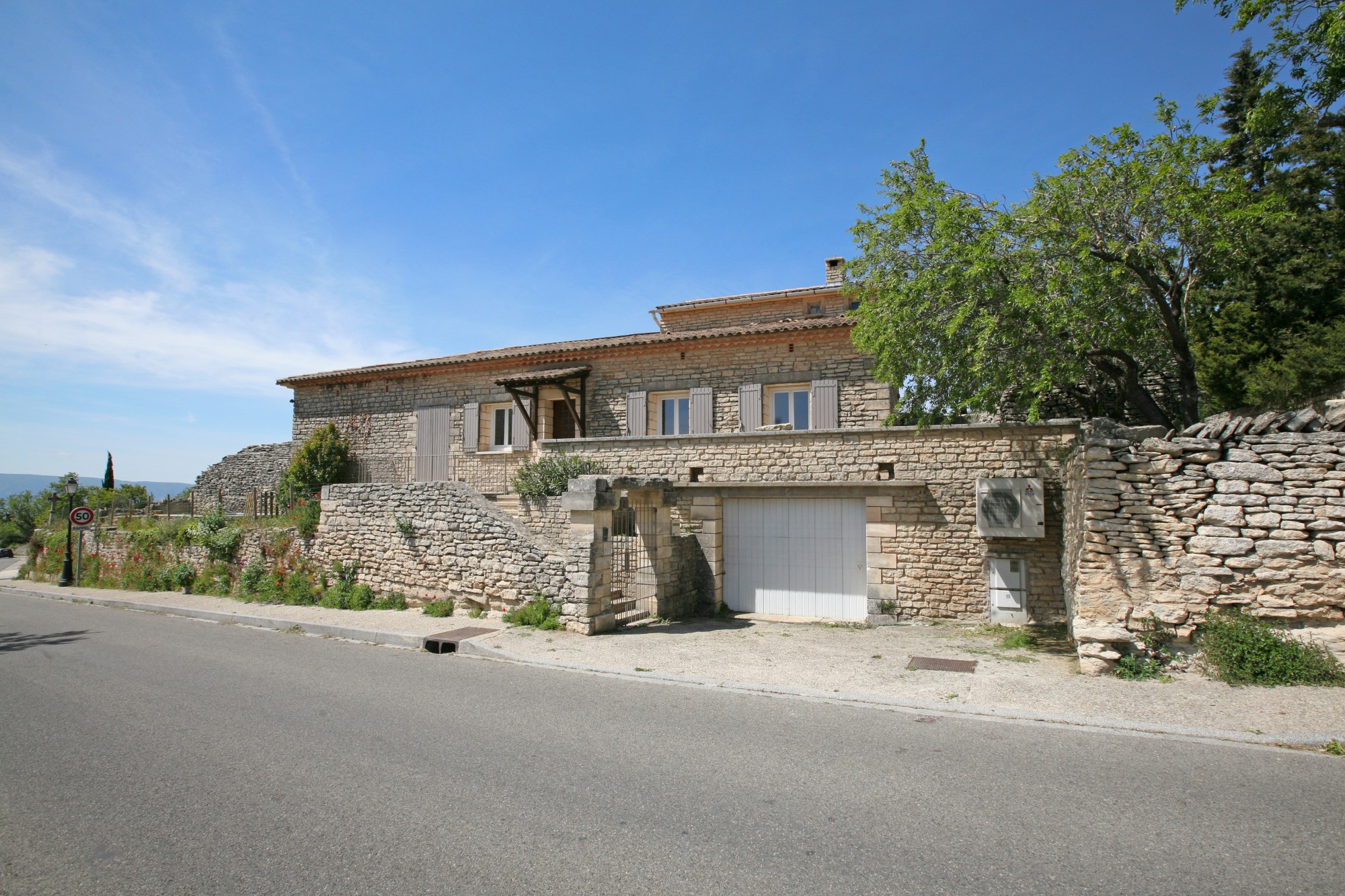 à Gordes, maison en pierres avec jardin et vue sur le Luberon   