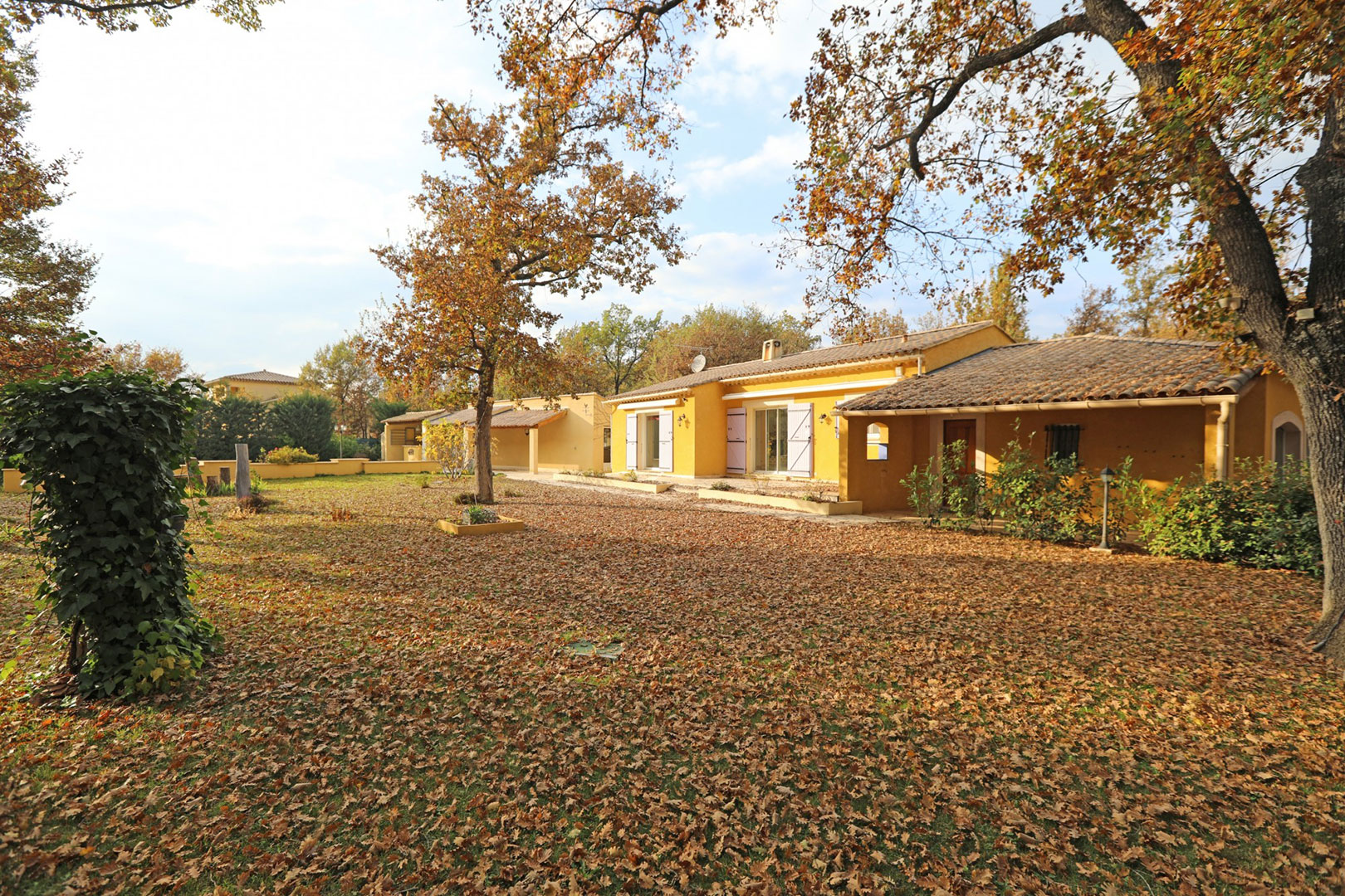 En Luberon, au cœur d’une chênaie, maison avec dépendances et piscine.   