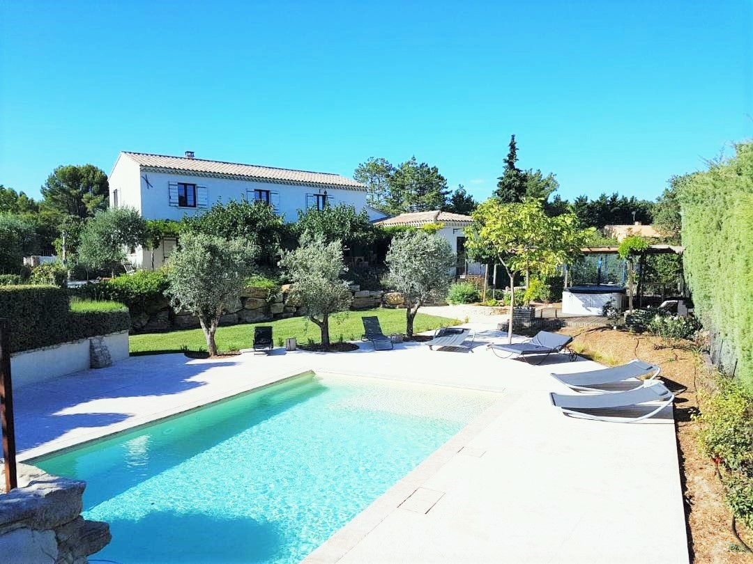 Villa contemporaine avec piscine proche Luberon    
