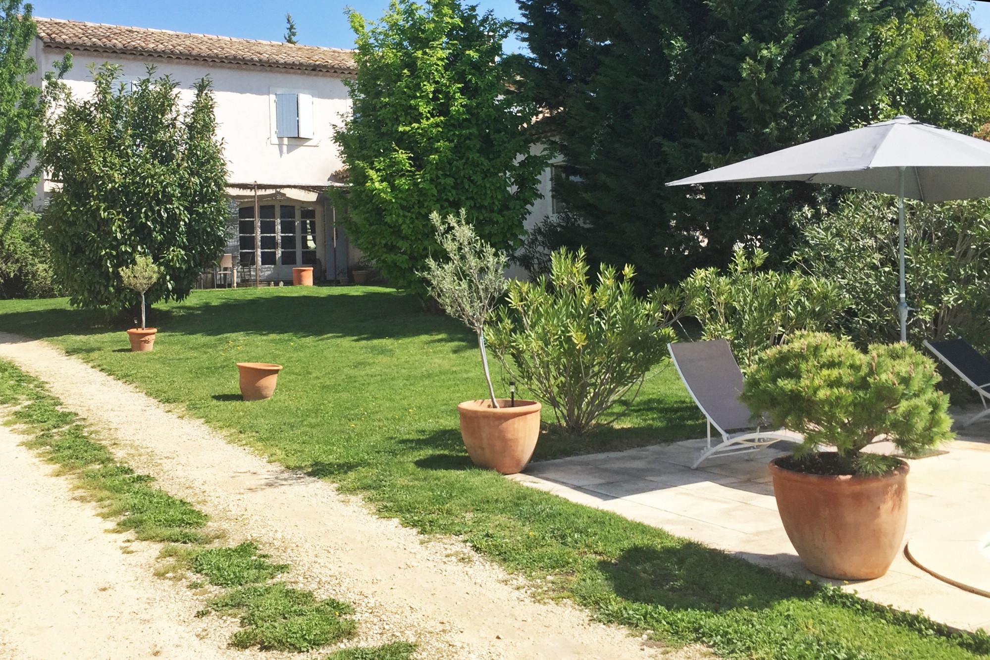 Proche Gordes, maison récente avec piscine et dépendance   