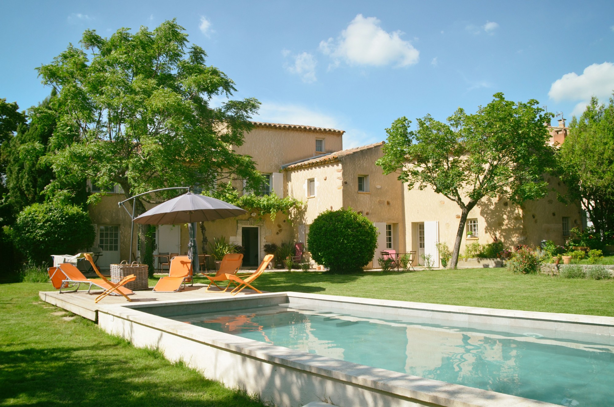 Roussillon, très belle maison de hameau avec piscine   