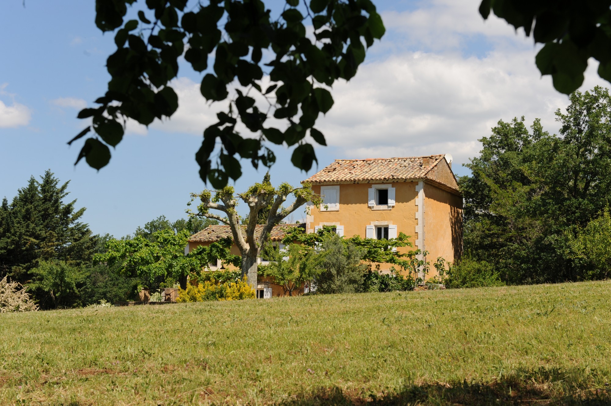 Luberon, authentique demeure provençale rénovée avec cour intérieure fermée et piscine, sur 1500 m² de terrain en campagne   