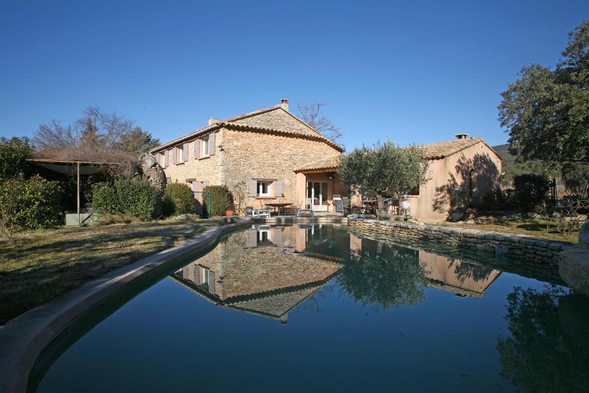 Luberon, mas au charme authentique avec piscine et vues   