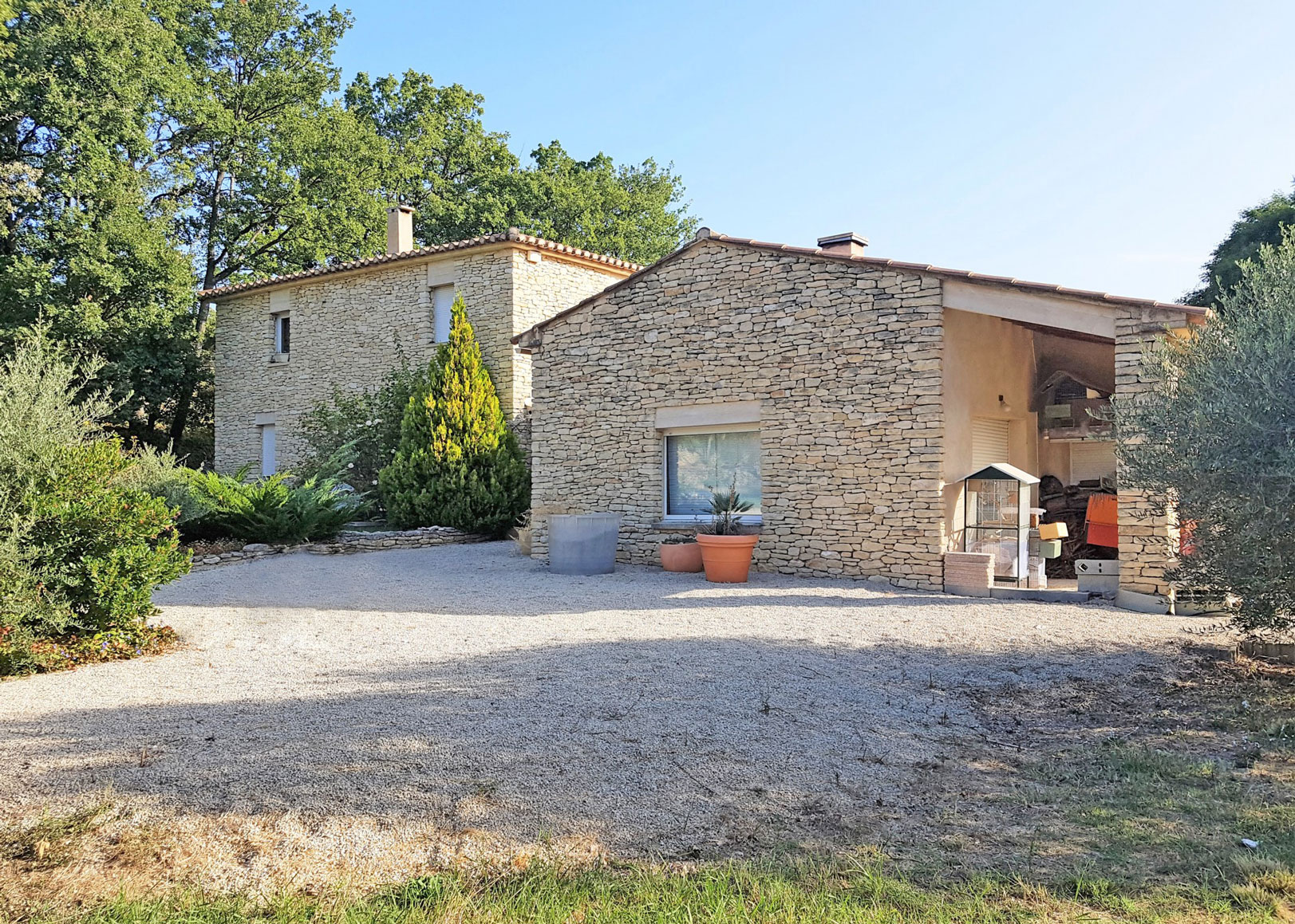 Proche Gordes, maison d'envrion 330 m² sur terrain d'envrion 9000 m²   