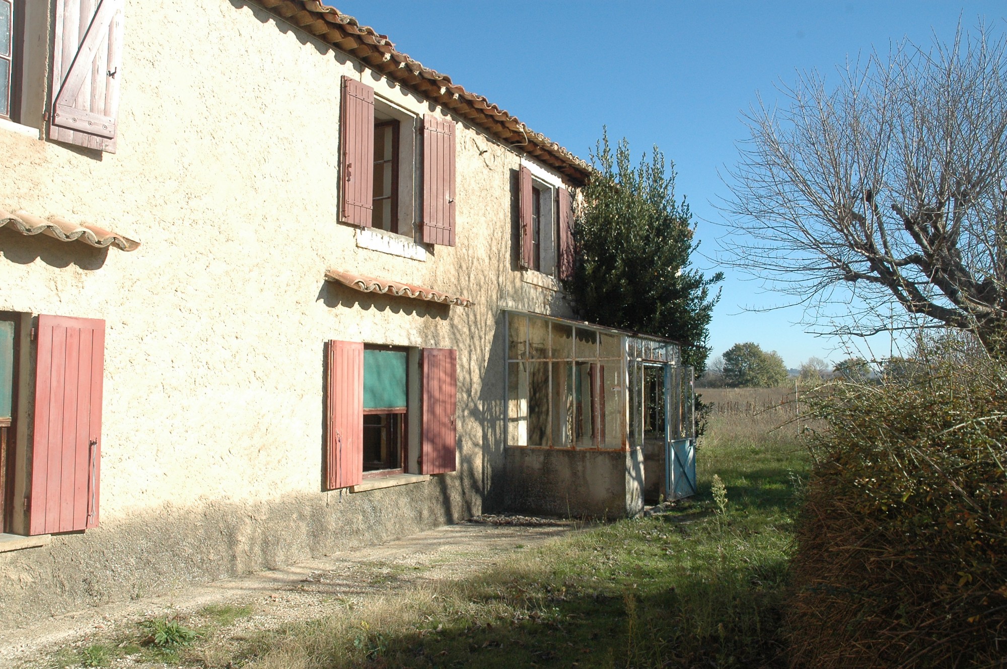 A proximité d'Apt, rare ferme à rénover sur presque trois hectares de terrain dans le Luberon - BIEN VENDU -