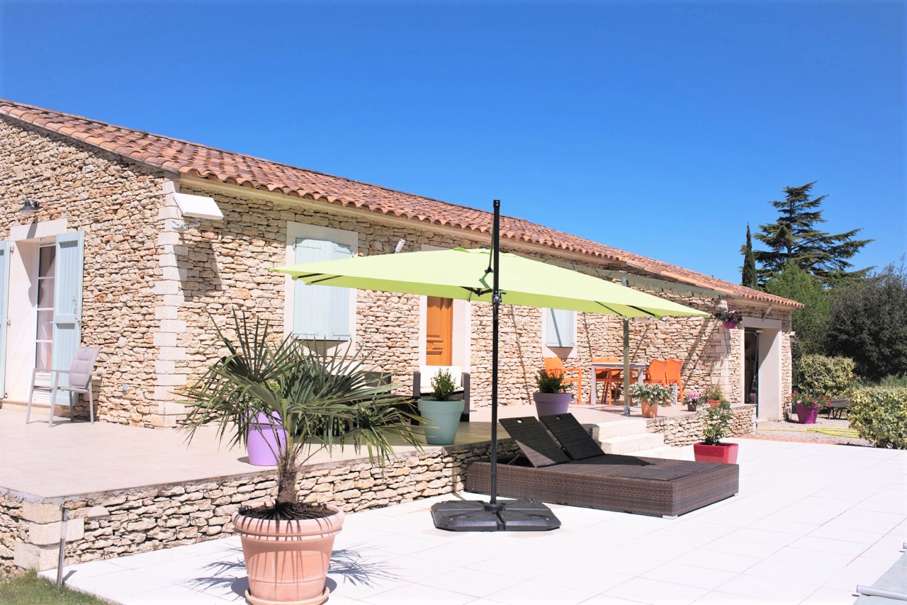 Proche d'un hameau de Gordes, maison en pierres avec piscine   